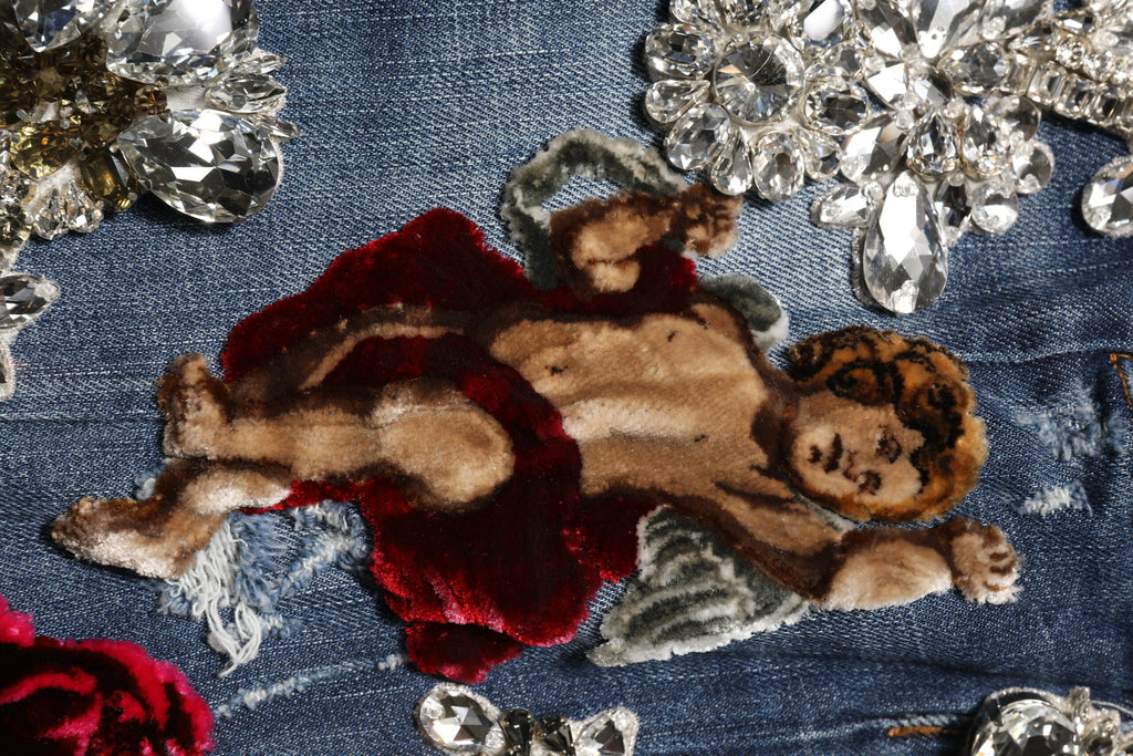 Jeans en denim bleu Dolce & Gabbana avec embellissements en rhinestones et coton, style élégant et tendance.