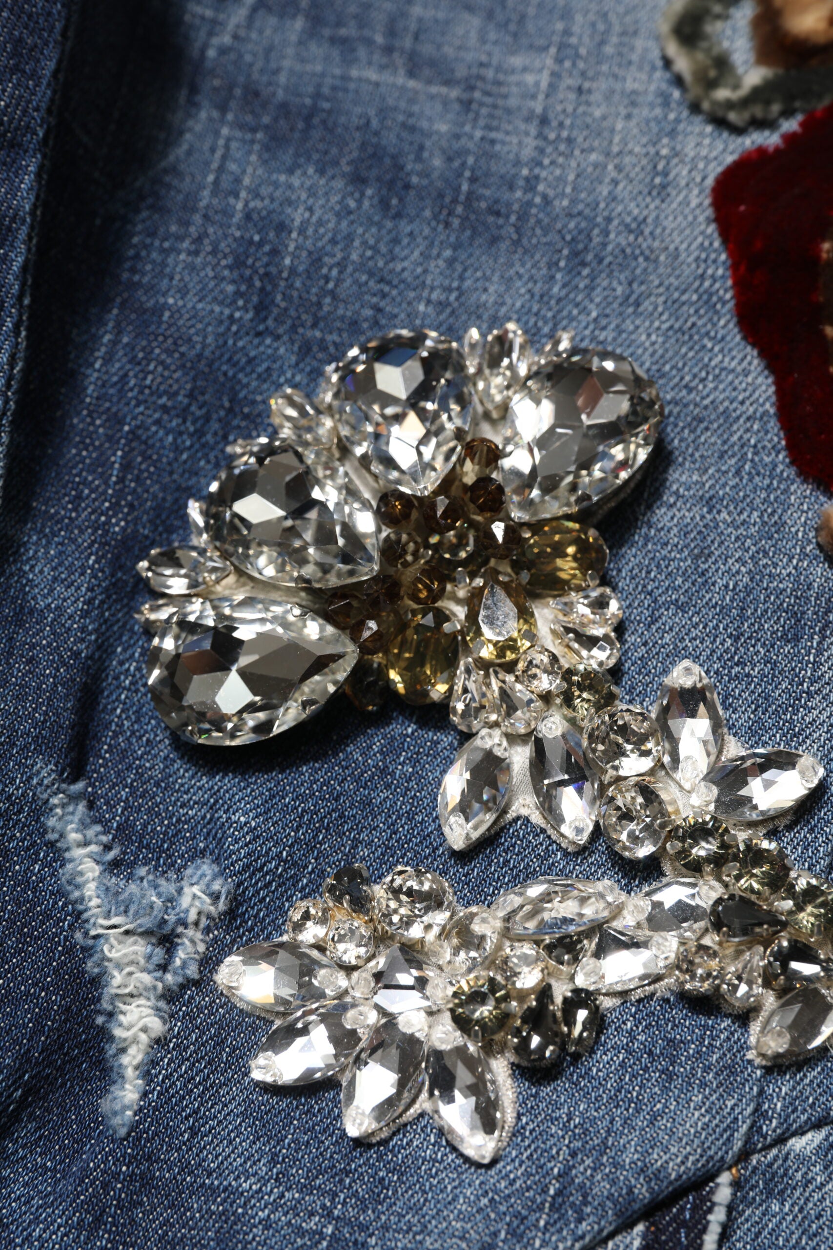 Jeans en denim bleu Dolce & Gabbana avec broderies en strass, coupe décontractée et détails élégants visibles sur l'image.