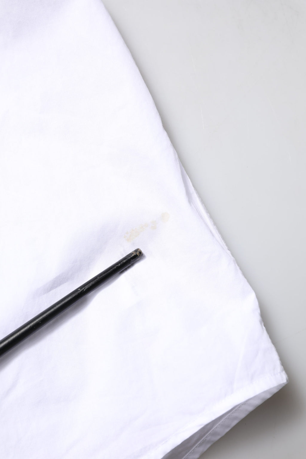 Chemise formelle blanche Dolce & Gabbana en coton popeline avec détails dorés, vue de face.