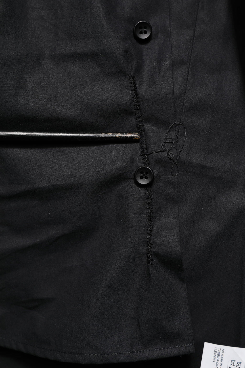 Chemise noire en coton Dolce & Gabbana avec manches longues et détails dorés, élégante tenue homme ou femme.
