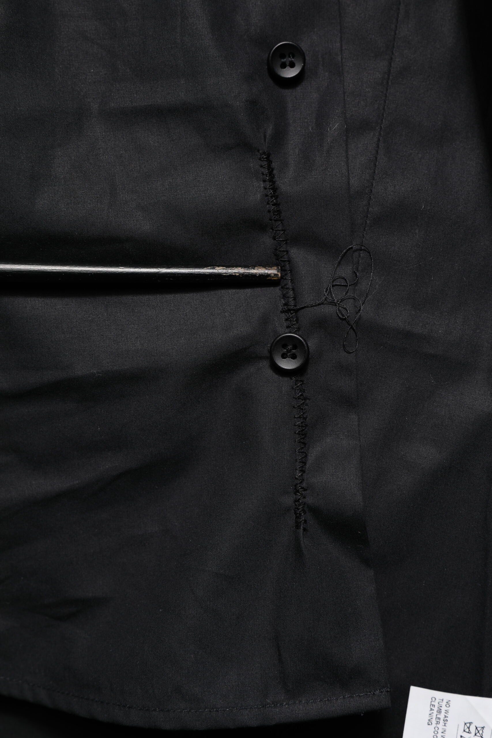 Chemise noire en coton Dolce & Gabbana avec manches longues et détails dorés, élégante tenue homme ou femme.