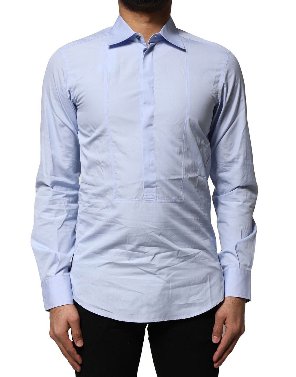 Chemise longue Dolce & Gabbana Light Blue en coton à manches longues, affichant un style élégant et sophistiqué.