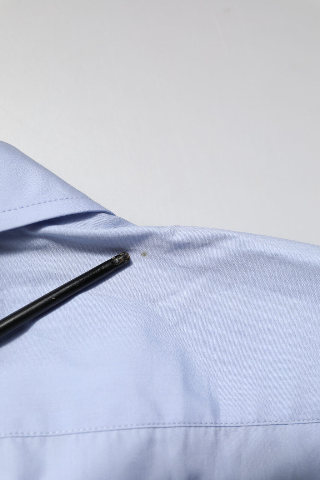Chemise longue en coton Dolce & Gabbana Light Blue, à manches longues, avec col classique et design élégant.