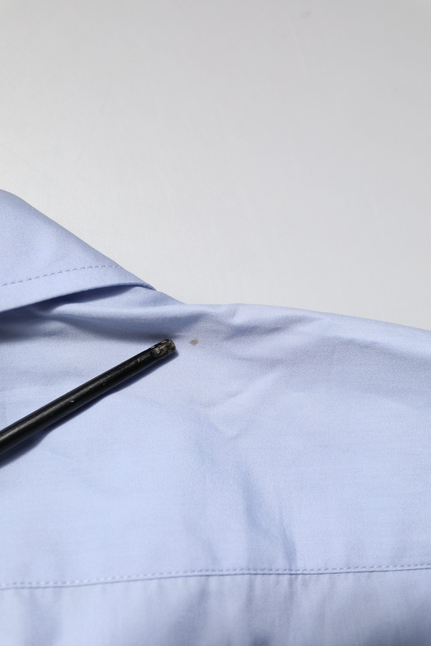Chemise longue en coton Dolce & Gabbana Light Blue, à manches longues, avec col classique et design élégant.