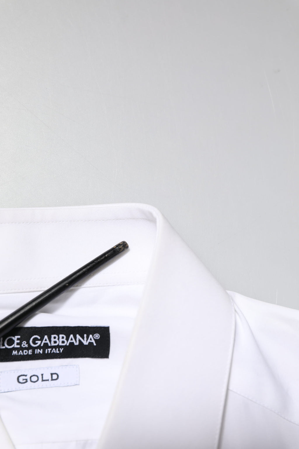 Chemise blanche Dolce & Gabbana avec broderies dorées et détails élégants, costume sophistiqué pour homme.