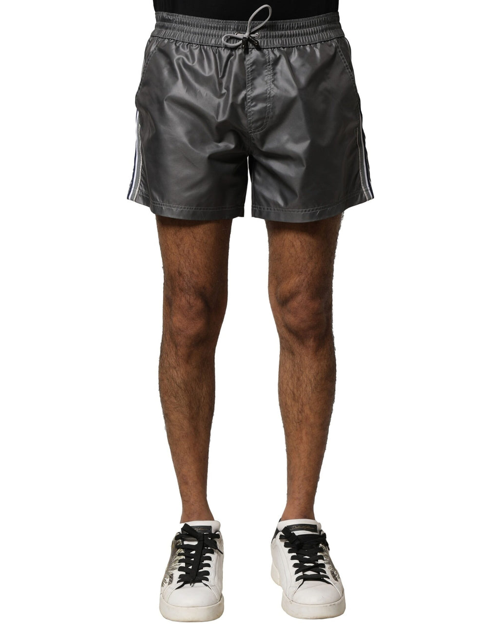 Shorts bermuda décontractés gris en polyester de taille moyenne de Dolce & Gabbana, visibles avec une coupe confortable et élégante.