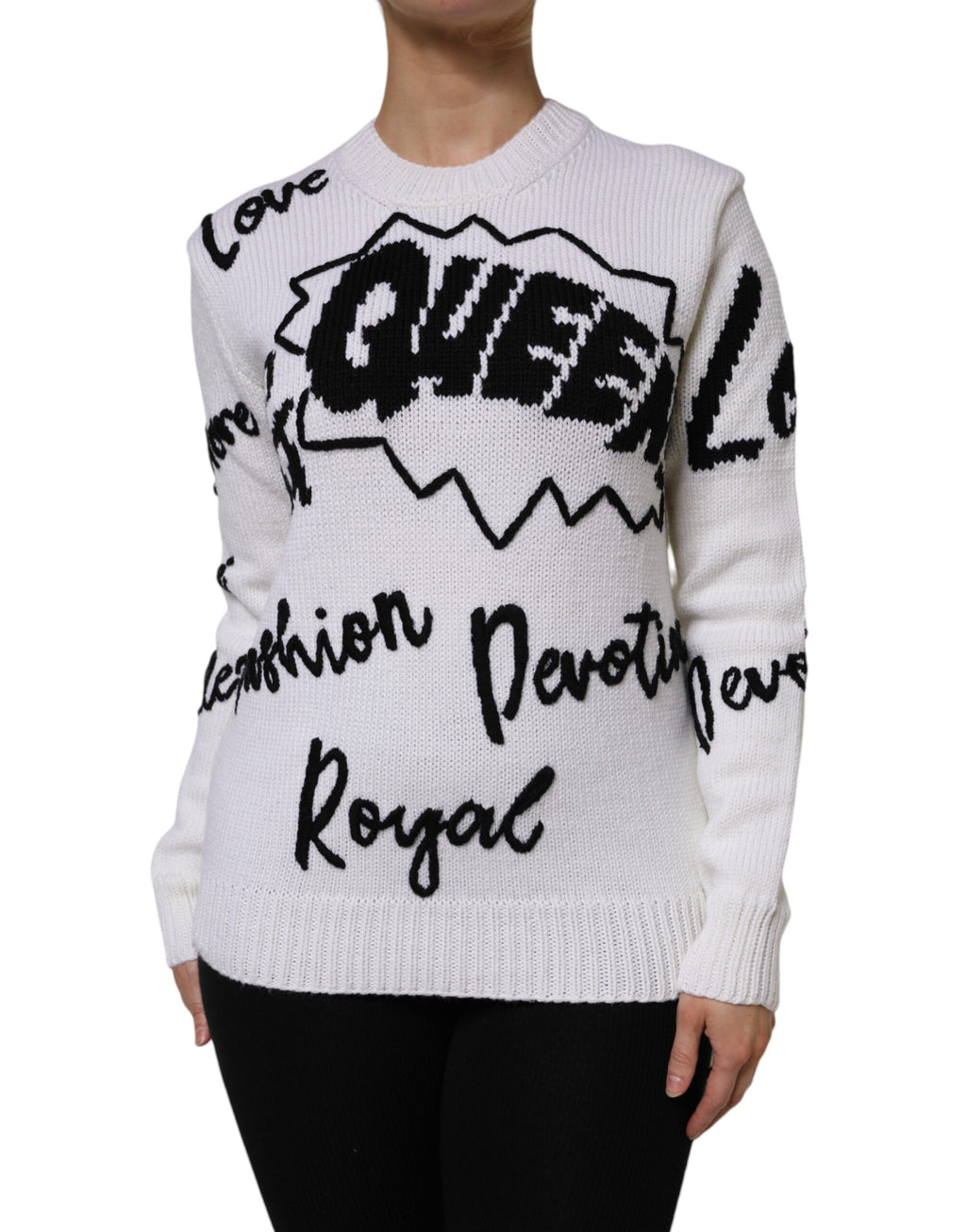 Pull en laine blanc Dolce & Gabbana à col rond, doux et confortable, porté dans une vue rapprochée sur le sweater.