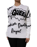 Pull en laine blanc Dolce & Gabbana à col rond, doux et confortable, porté dans une vue rapprochée sur le sweater.