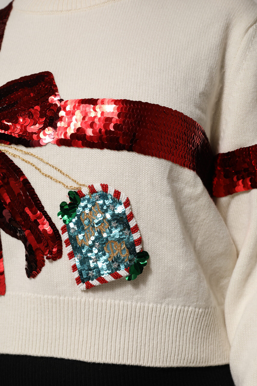 Pull-over blanc Dolce & Gabbana à sequins, col rond, texture brillante, mode élégante et sophistiquée.