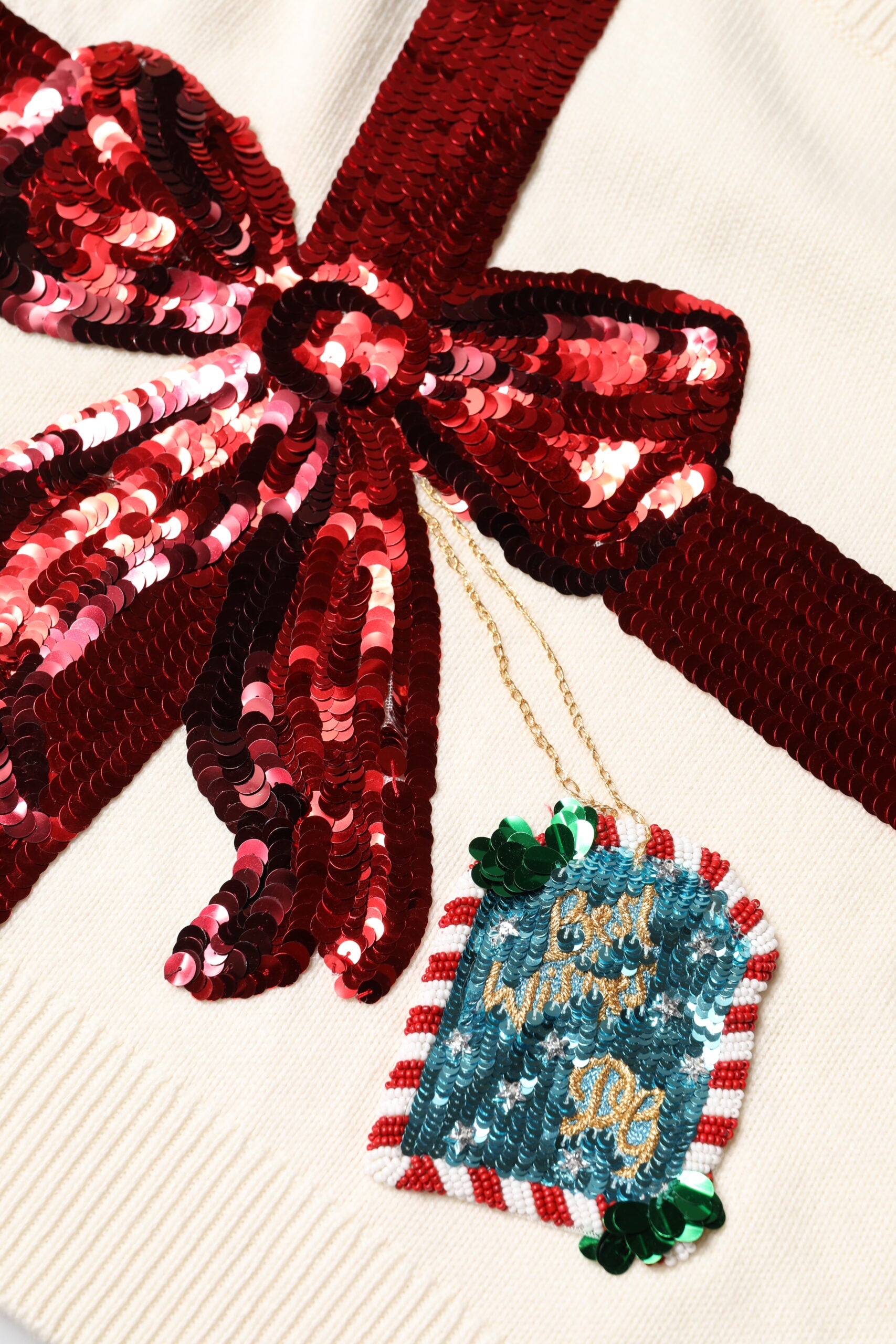 Pull à col rond Dolce & Gabbana blanc orné de sequins, pull-over élégant en maille avec détails brillants.