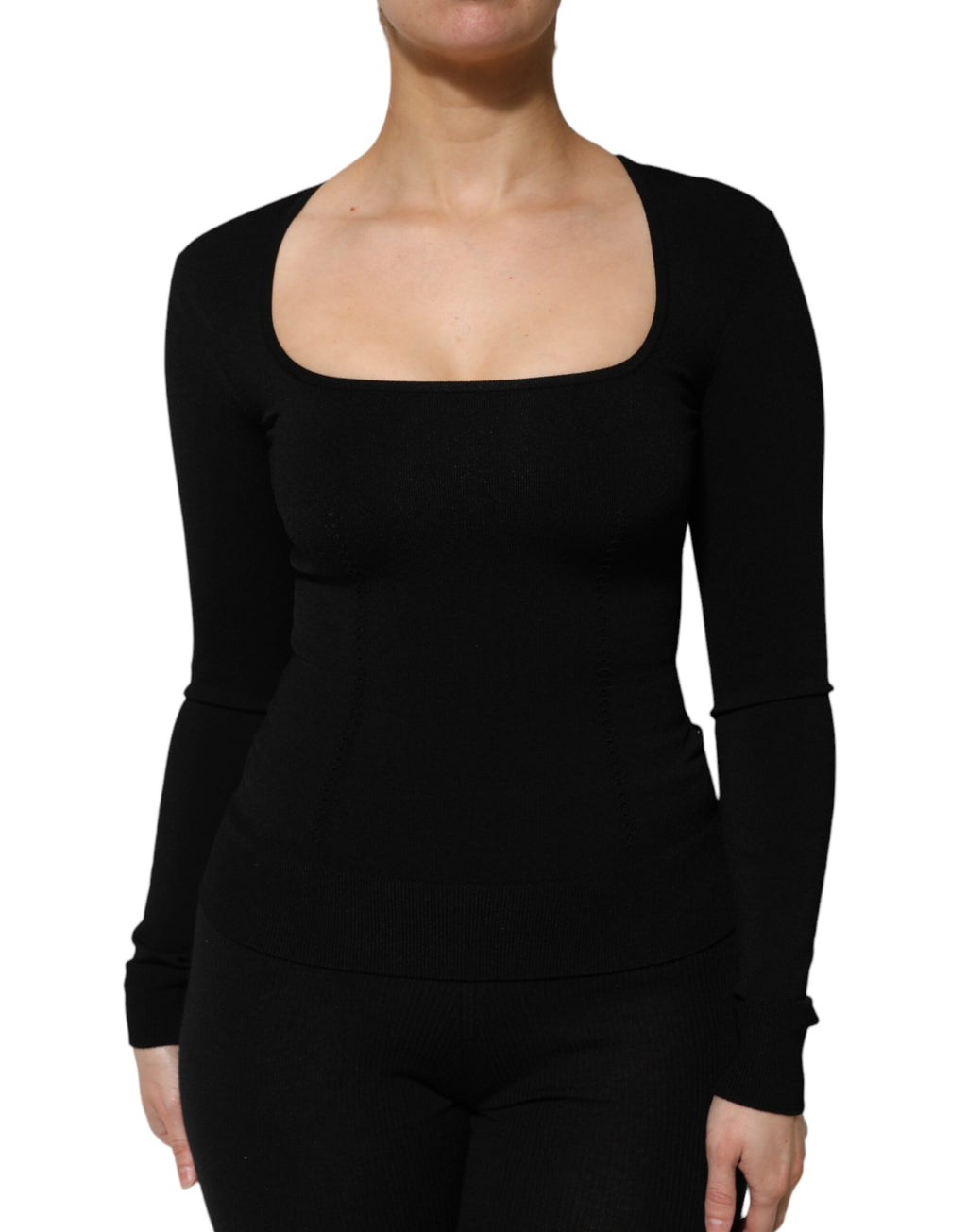 Pull noir à col carré Dolce & Gabbana, manches longues, style élégant et moderne, porté en défilé ou en tenue casual.