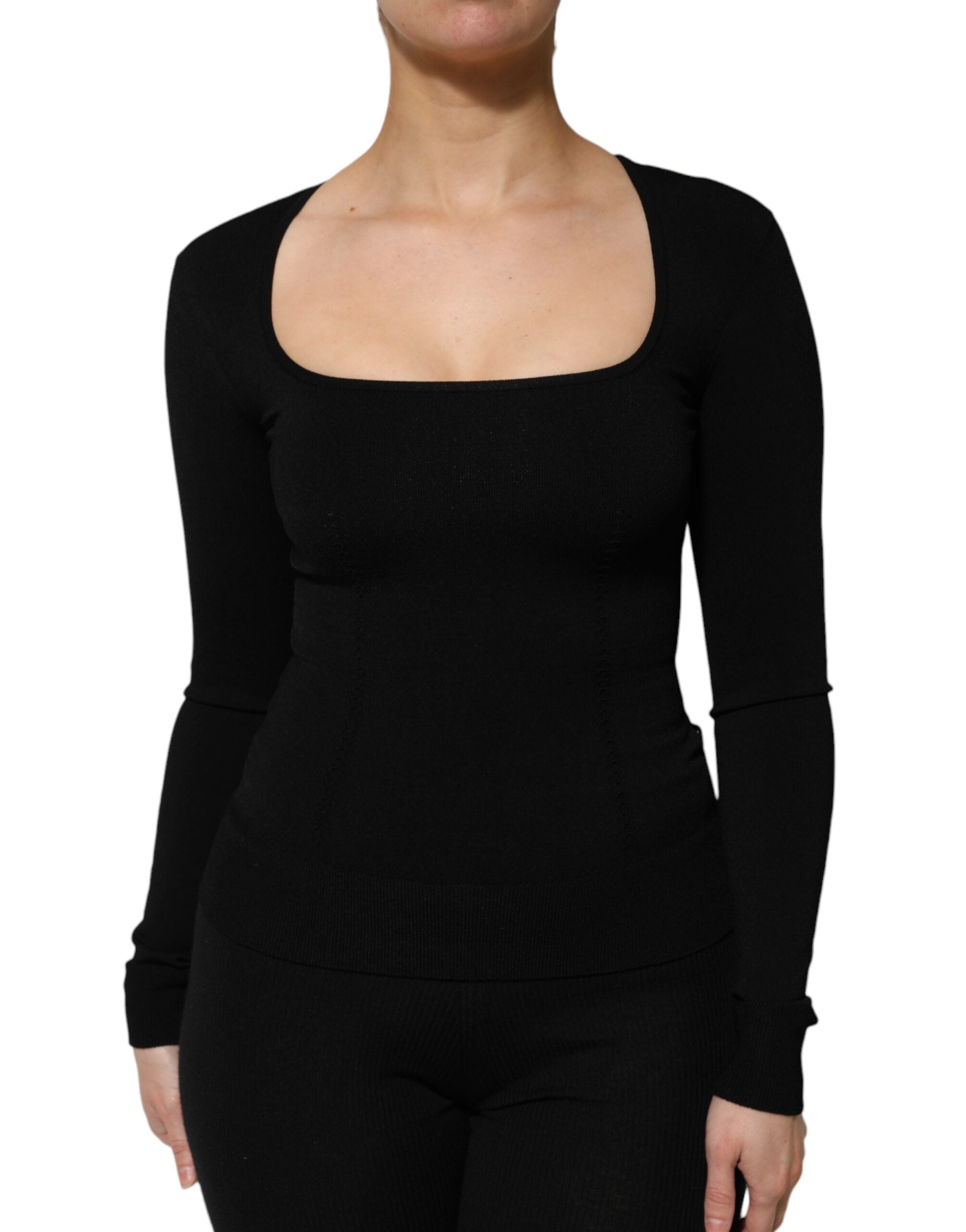 Pull noir à col carré Dolce & Gabbana, manches longues, style élégant et moderne, porté en défilé ou en tenue casual.