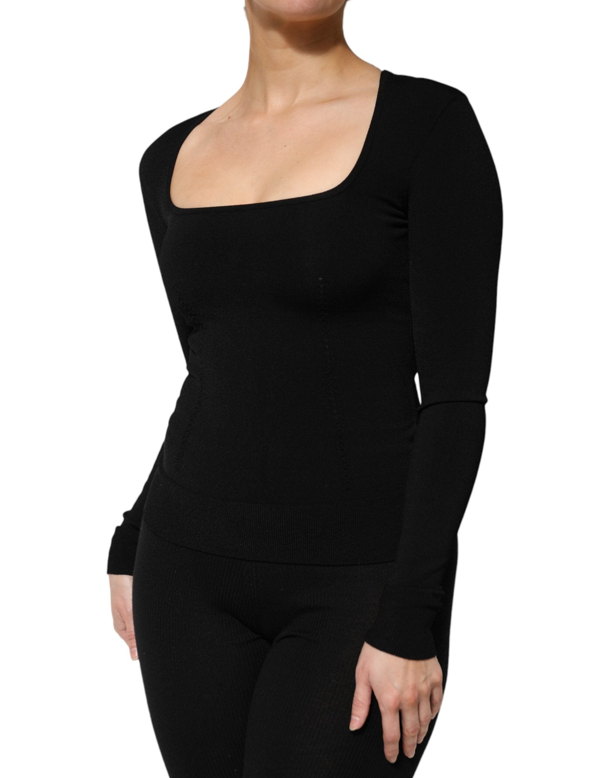 Pull à manches longues noir Dolce & Gabbana avec encolure carrée, élégant et tendance, porté sur un mannequin.