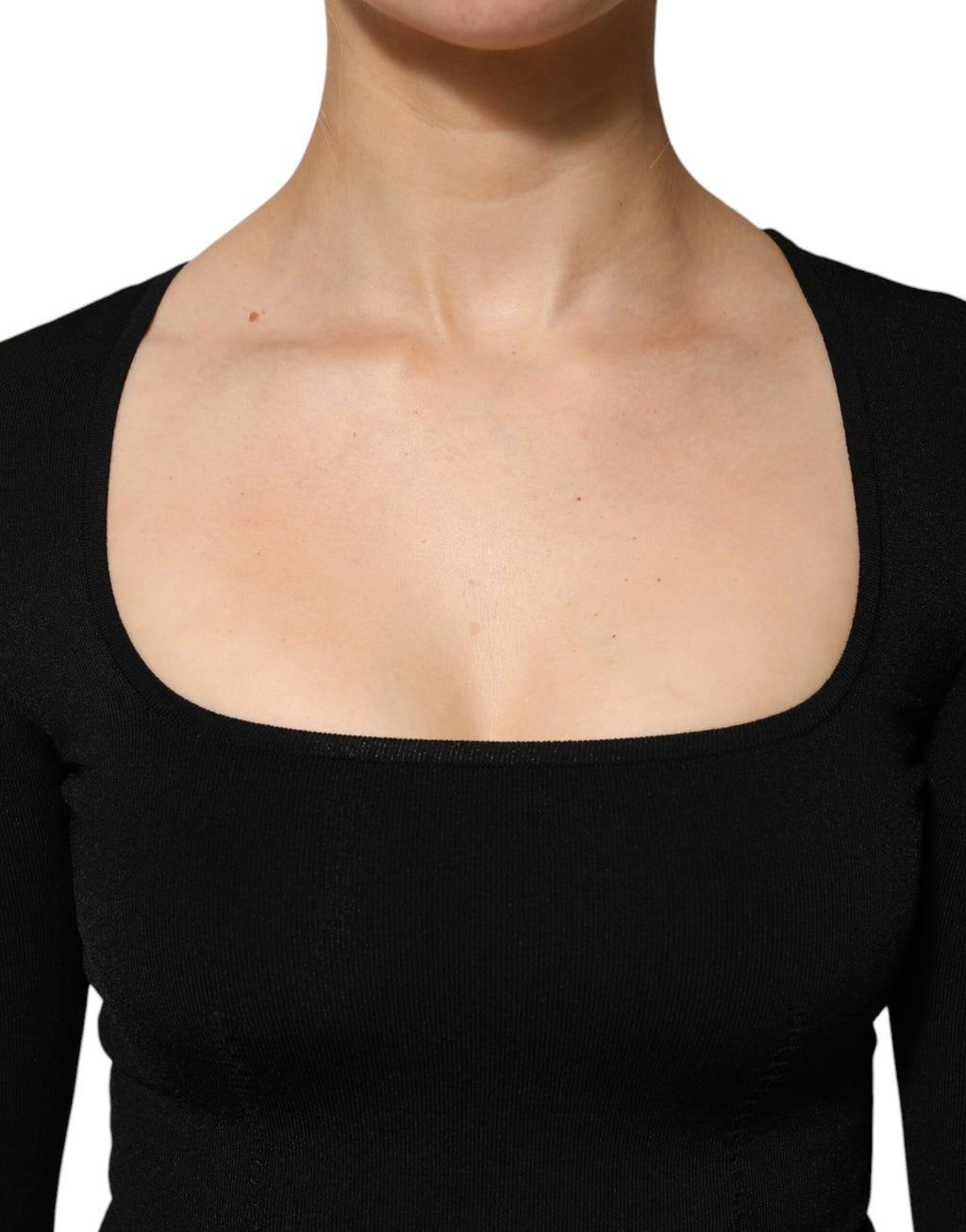 Pull noir à col carré Dolce & Gabbana à manches longues, pull-over élégant et tendance, porté sur mannequin.