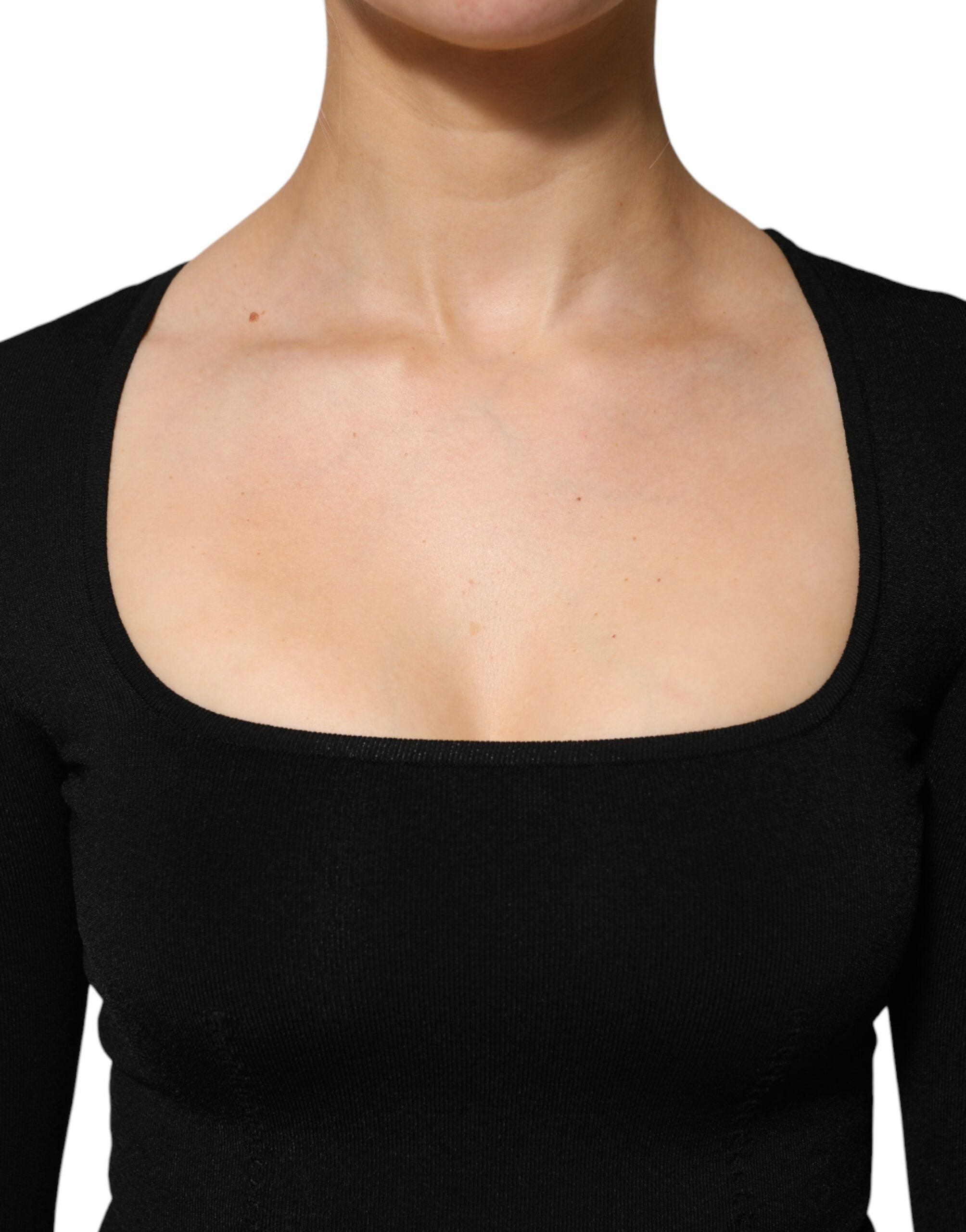 Pull noir à col carré Dolce & Gabbana à manches longues, pull-over élégant et tendance, porté sur mannequin.