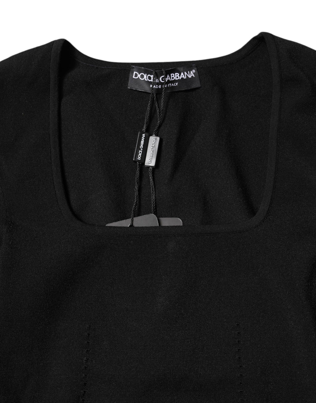 Pull noir à col carré Dolce & Gabbana avec manches longues, coupe élégante et détails sophistiqués visible sur l'image.