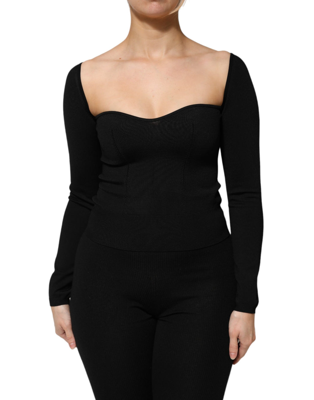 Pull-over noir en viscose à manches longues de Dolce & Gabbana, blouse élégante et confortable.