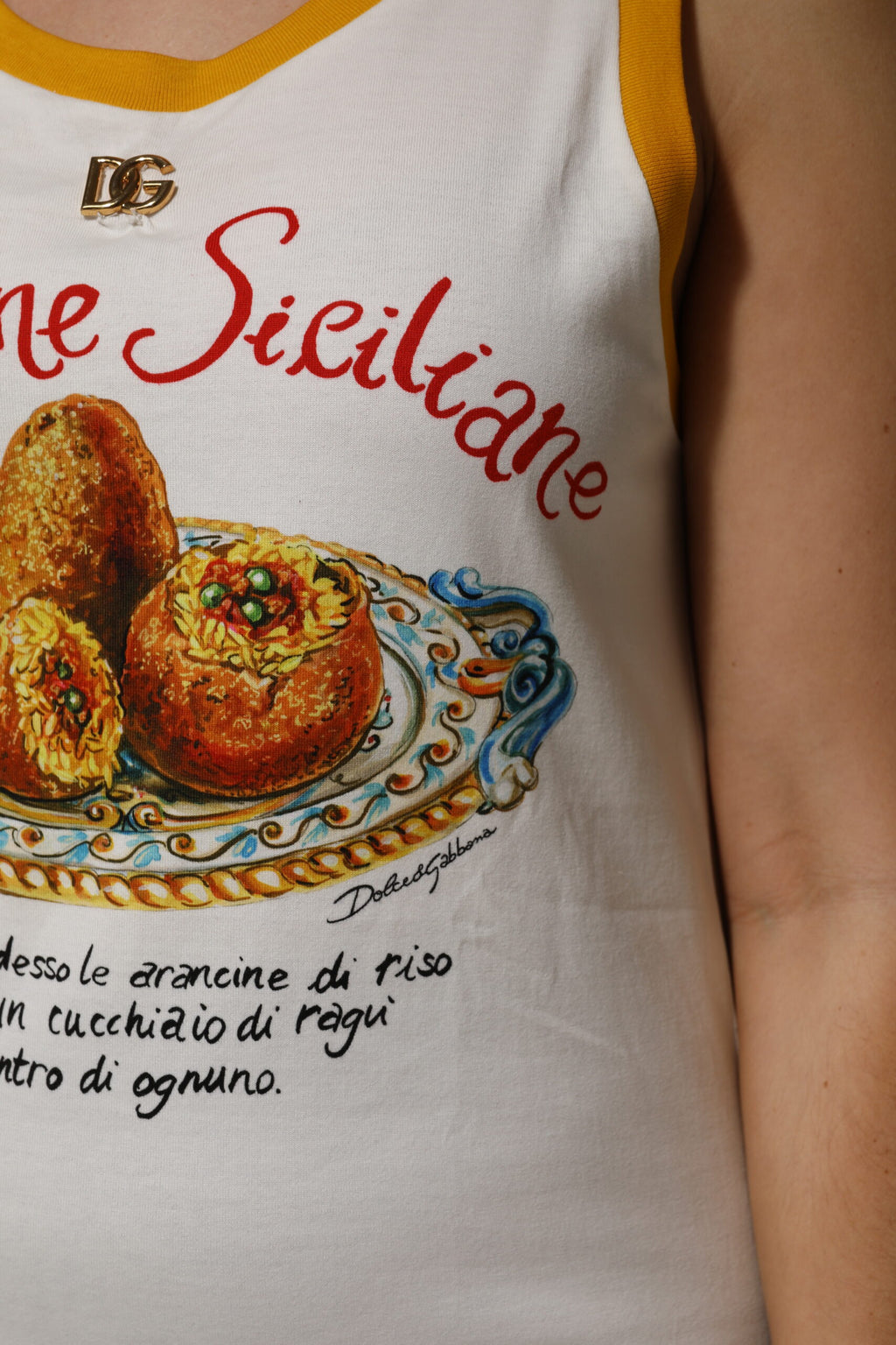 Débardeur sans manches blanc Dolce & Gabbana Araneine Siciliane, style élégant avec détails fins, vue de face sur fond neutre.