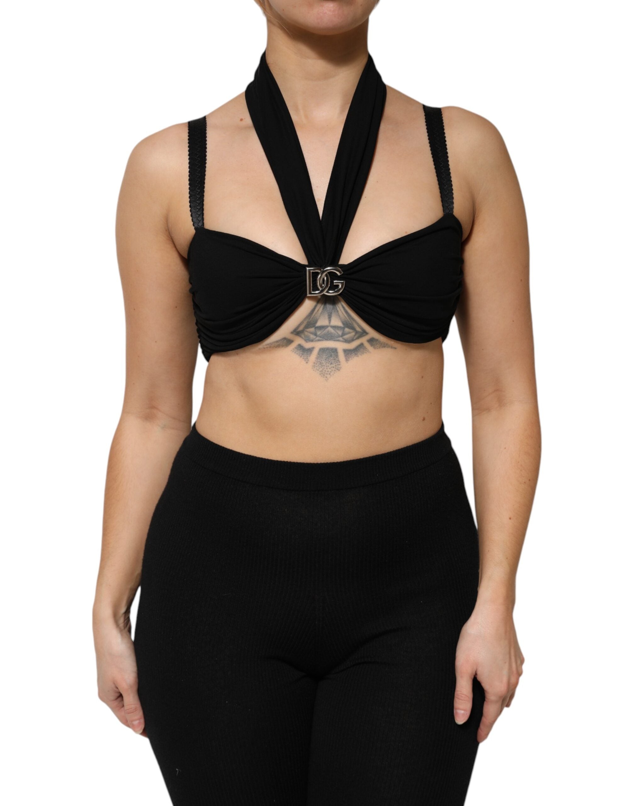 Haut bustier noir court en viscose Dolce & Gabbana avec col halter, ajusté et élégant, visible sur la mannequin.