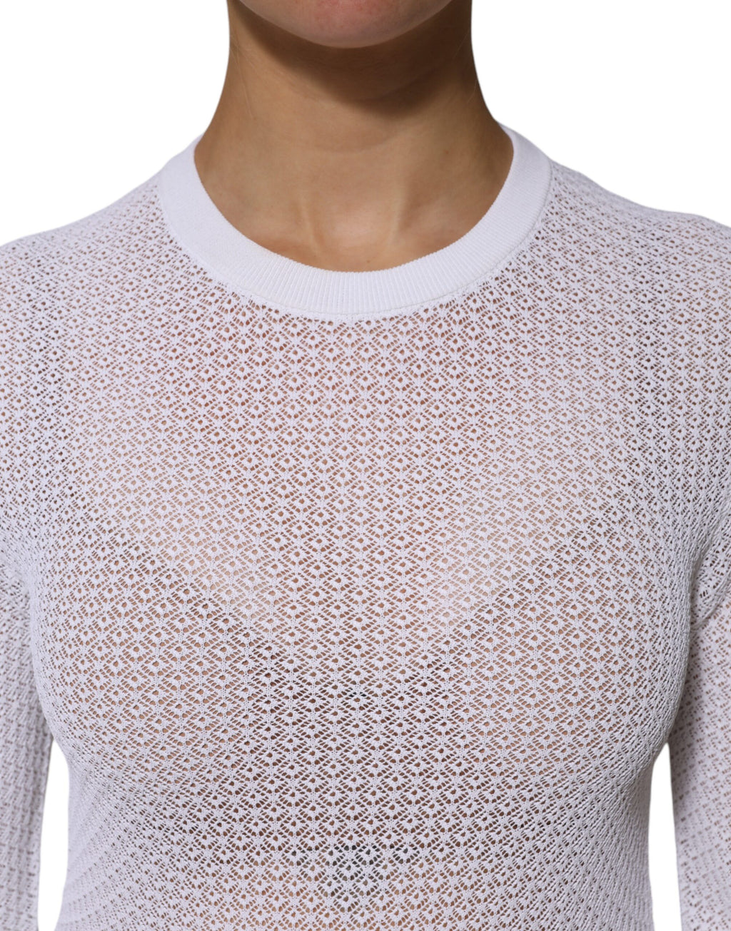 Pull-over Dolce & Gabbana blanc à col rond et manches longues, confortable et élégant, porté sur un mannequin.