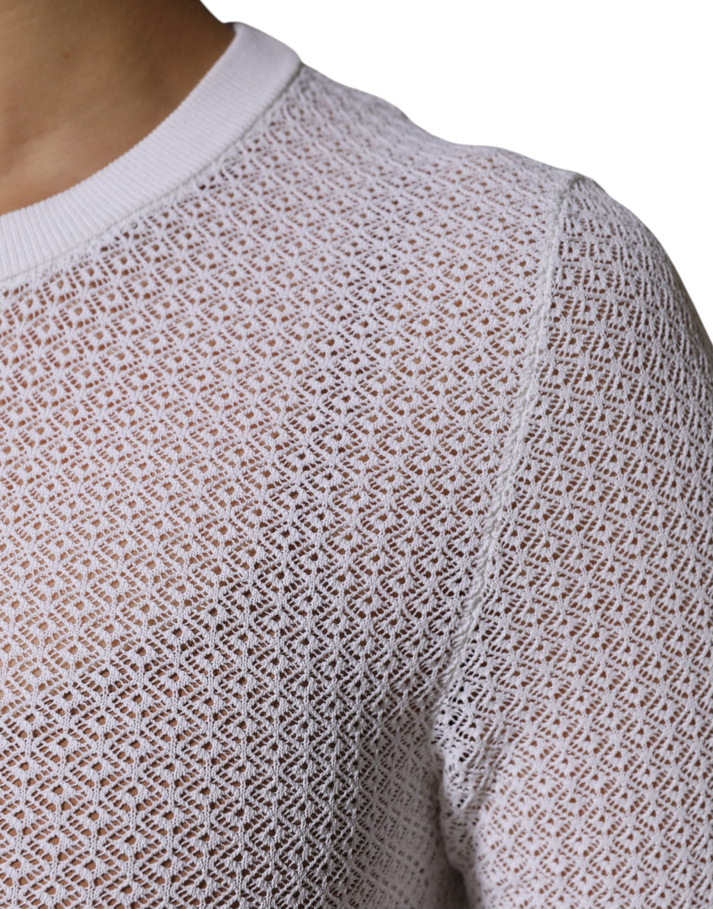 Pull-over blanc Dolce & Gabbana à col rond et manches longues, en tissu doux et confortable, vue de face.