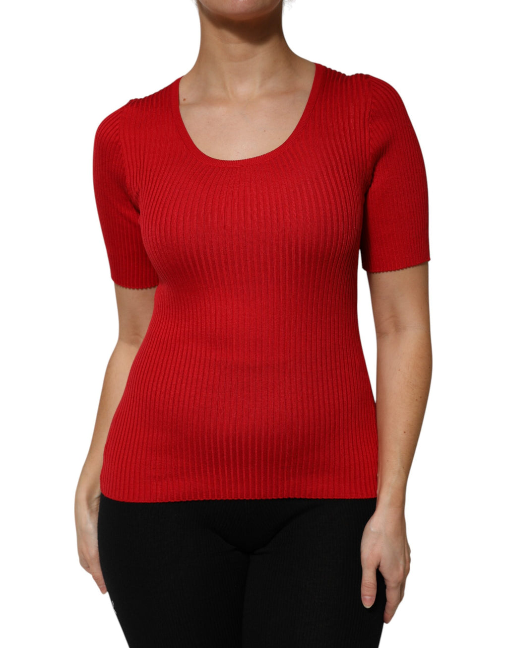 Pull à col rond rouge Dolce & Gabbana à manches courtes, style élégant et décontracté, en tissu léger.
