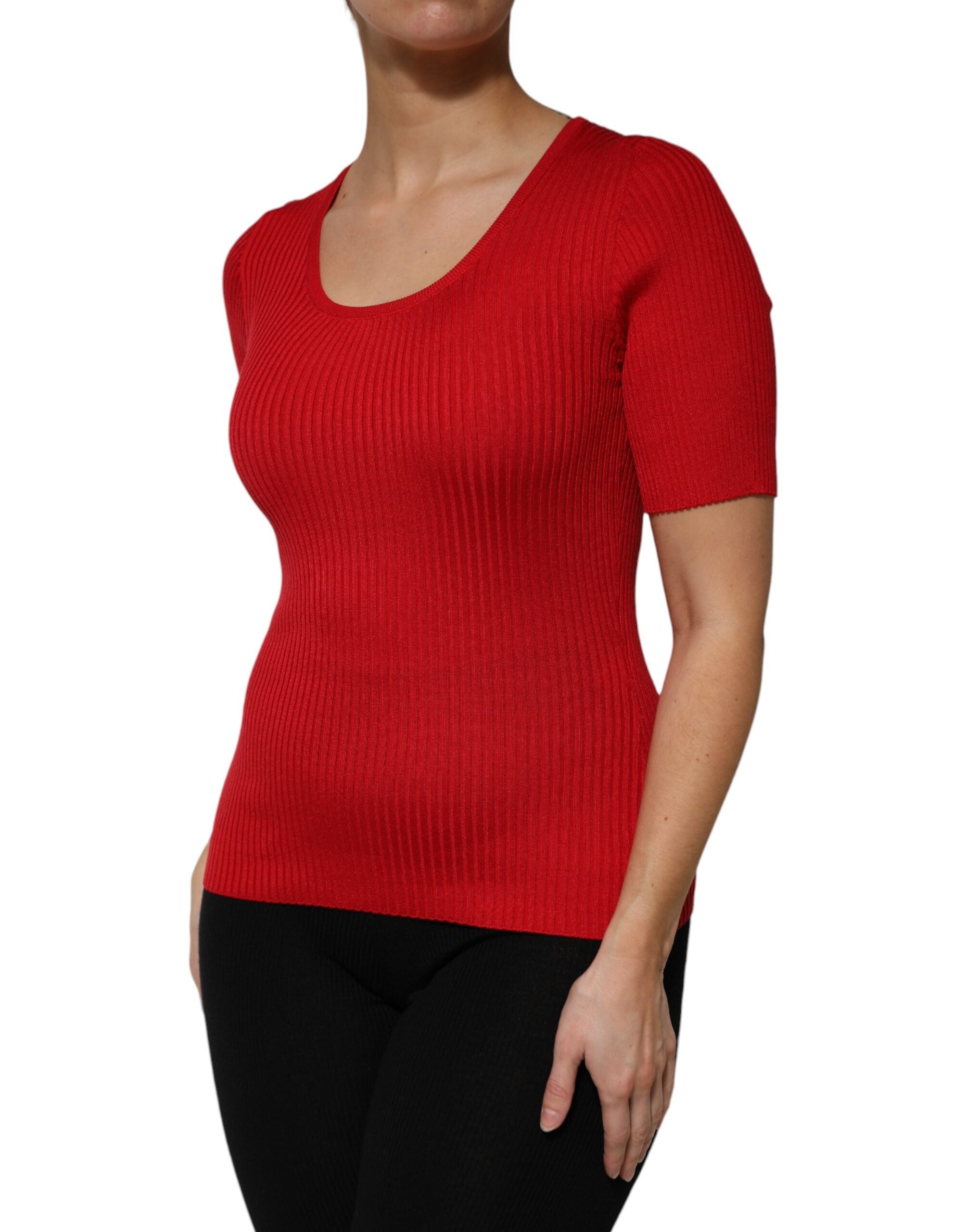 Pull à manches courtes rouge Dolce & Gabbana avec col rond, porté ou posé à plat, en tissu léger et élégant.