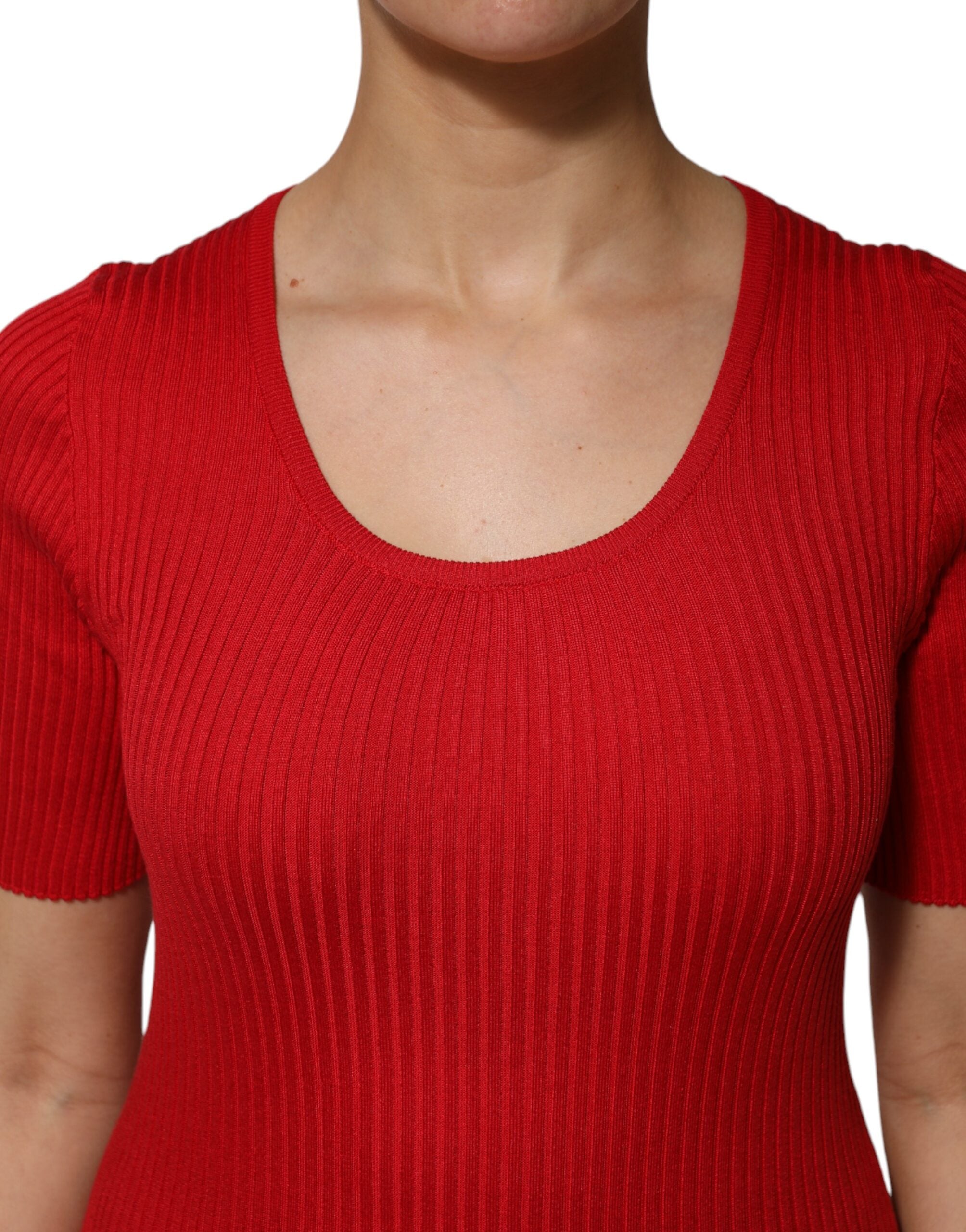 Pull-over rouge Dolce & Gabbana à col rond et manches courtes, en tissu léger, pour un style élégant et décontracté.