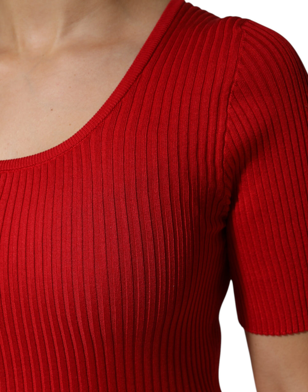 Pull-over rouge Dolce & Gabbana à manches courtes et col rond, tissu léger pour un style élégant.
