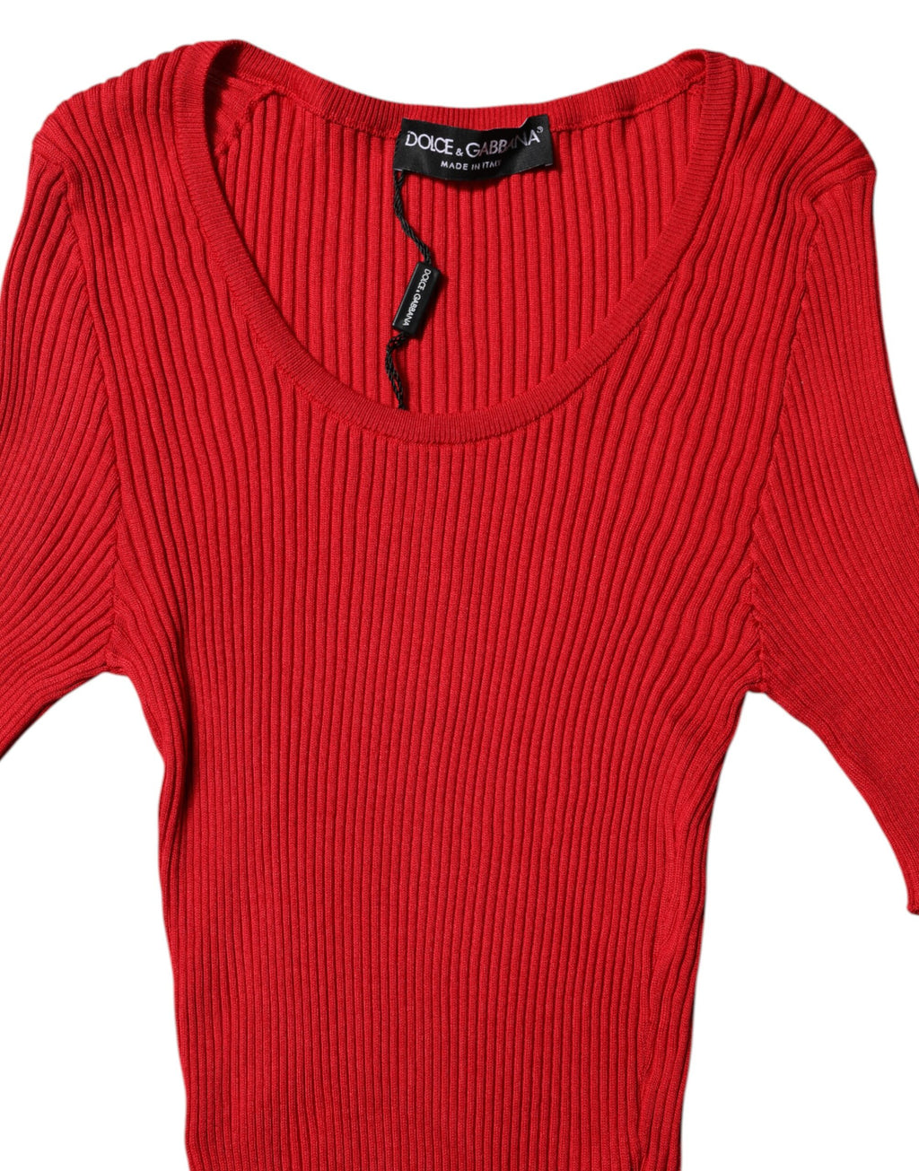 Pull-over rouge à manches courtes Dolce & Gabbana avec col rond, tissu léger et style élégant, porté sur un mannequin.