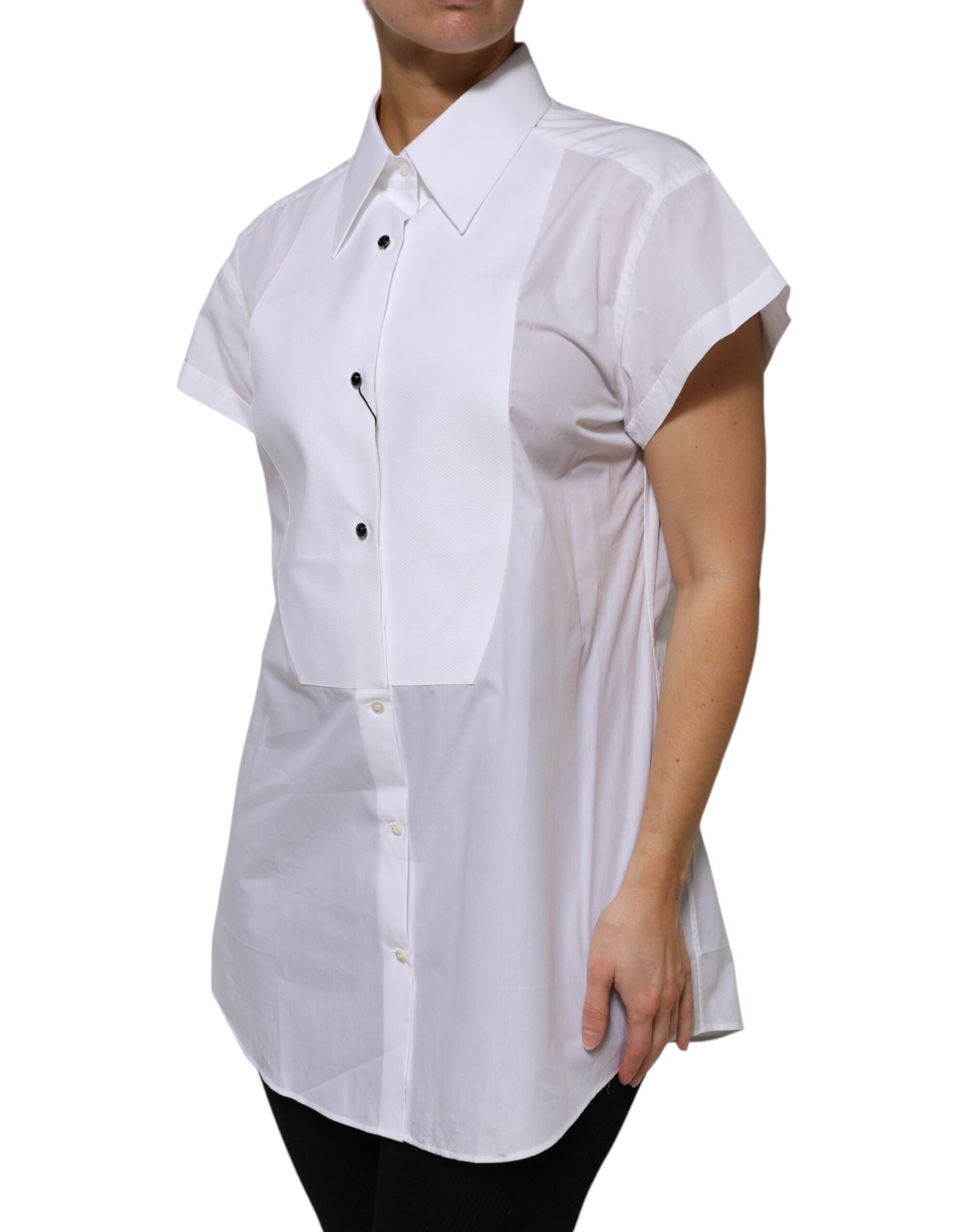 Haut en coton blanc à col et manches courtes de Dolce & Gabbana, vue de face sur un fond neutre.
