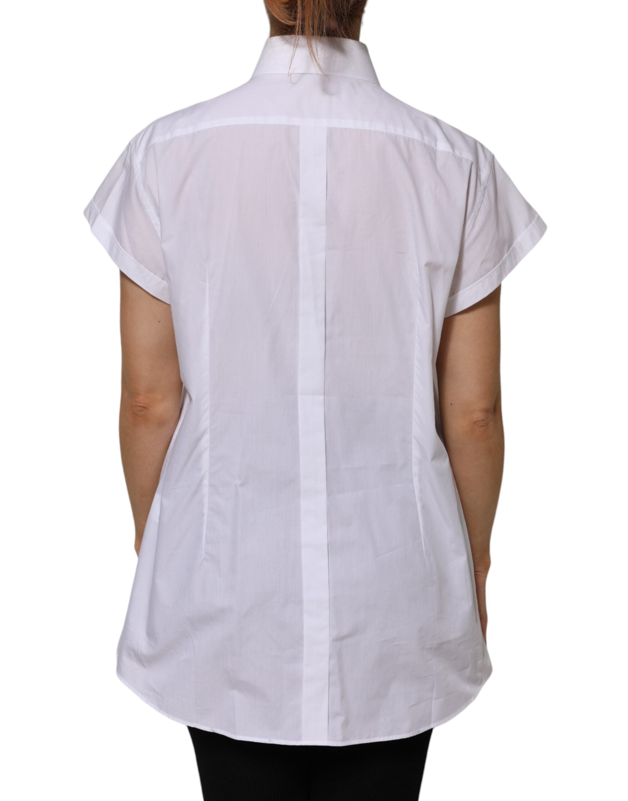 Haut blanc en coton à col et manches courtes de Dolce & Gabbana, vue de face, détail du col et de la texture du tissu.