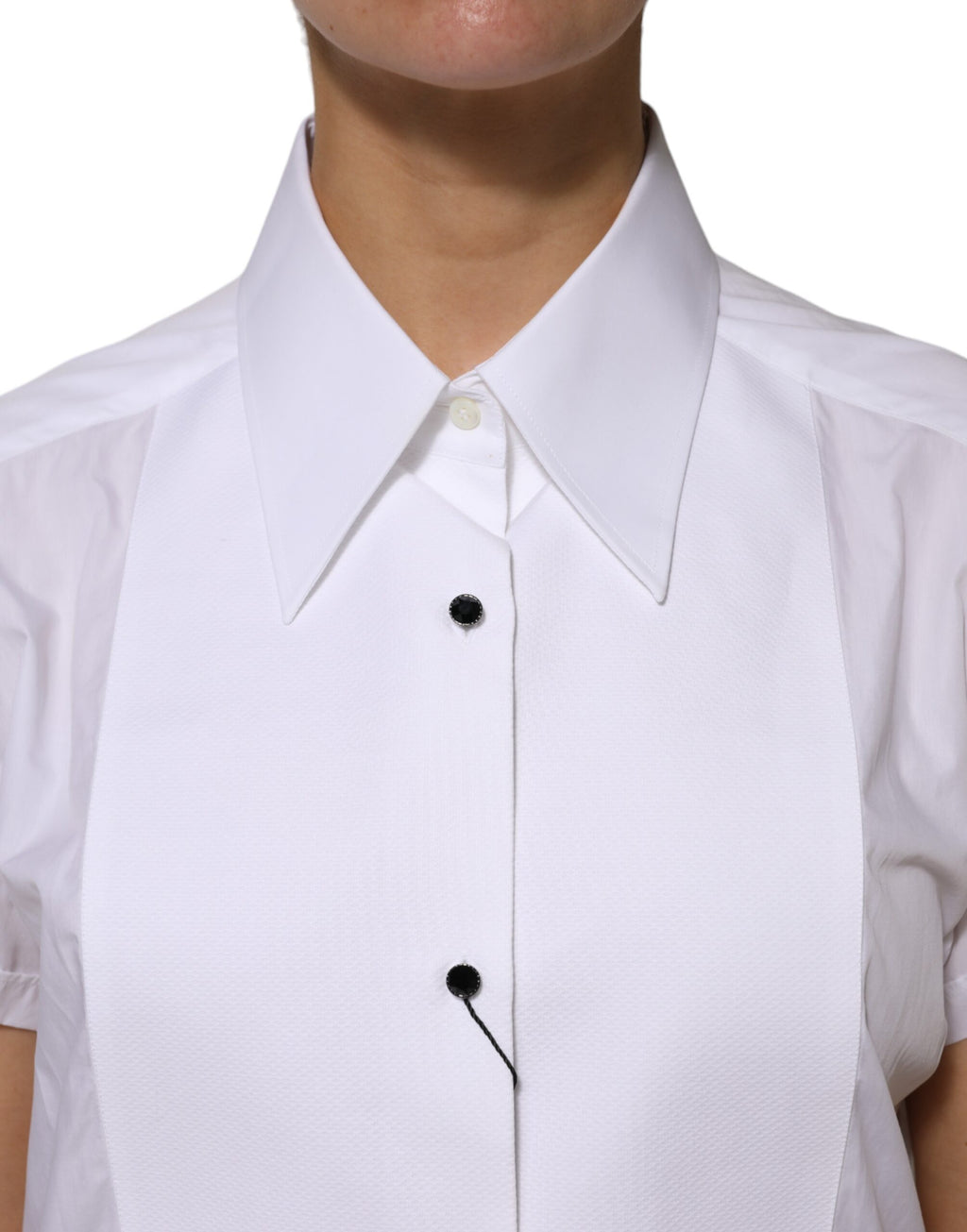 Haut blanc en coton à col et manches courtes de Dolce & Gabbana, vue de face.