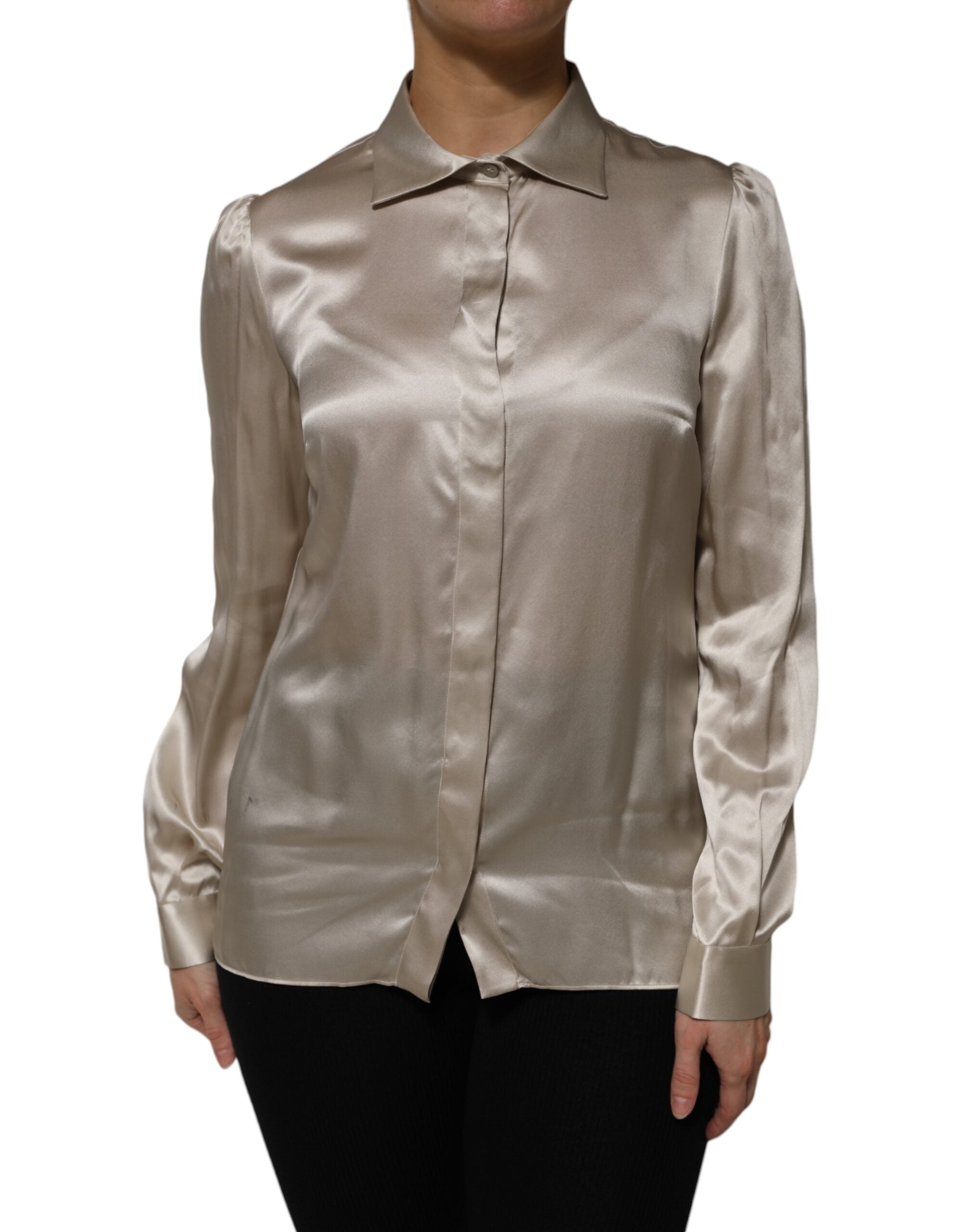 Chemise longue en satin de soie beige avec col et manches longues, par Dolce & Gabbana.