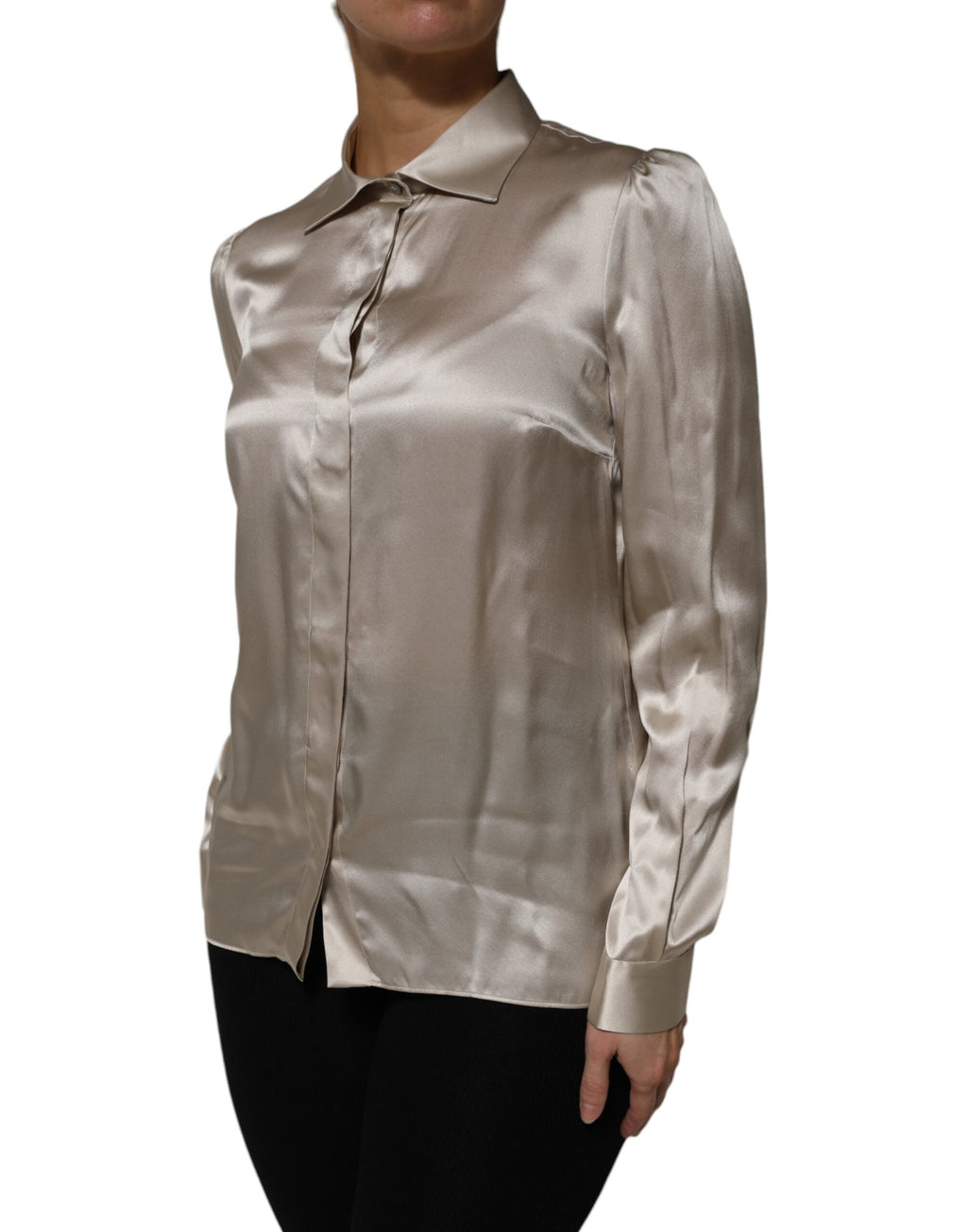 Haut en satin de soie beige à col avec manches longues de la marque Dolce & Gabbana, élégant et sophistiqué.