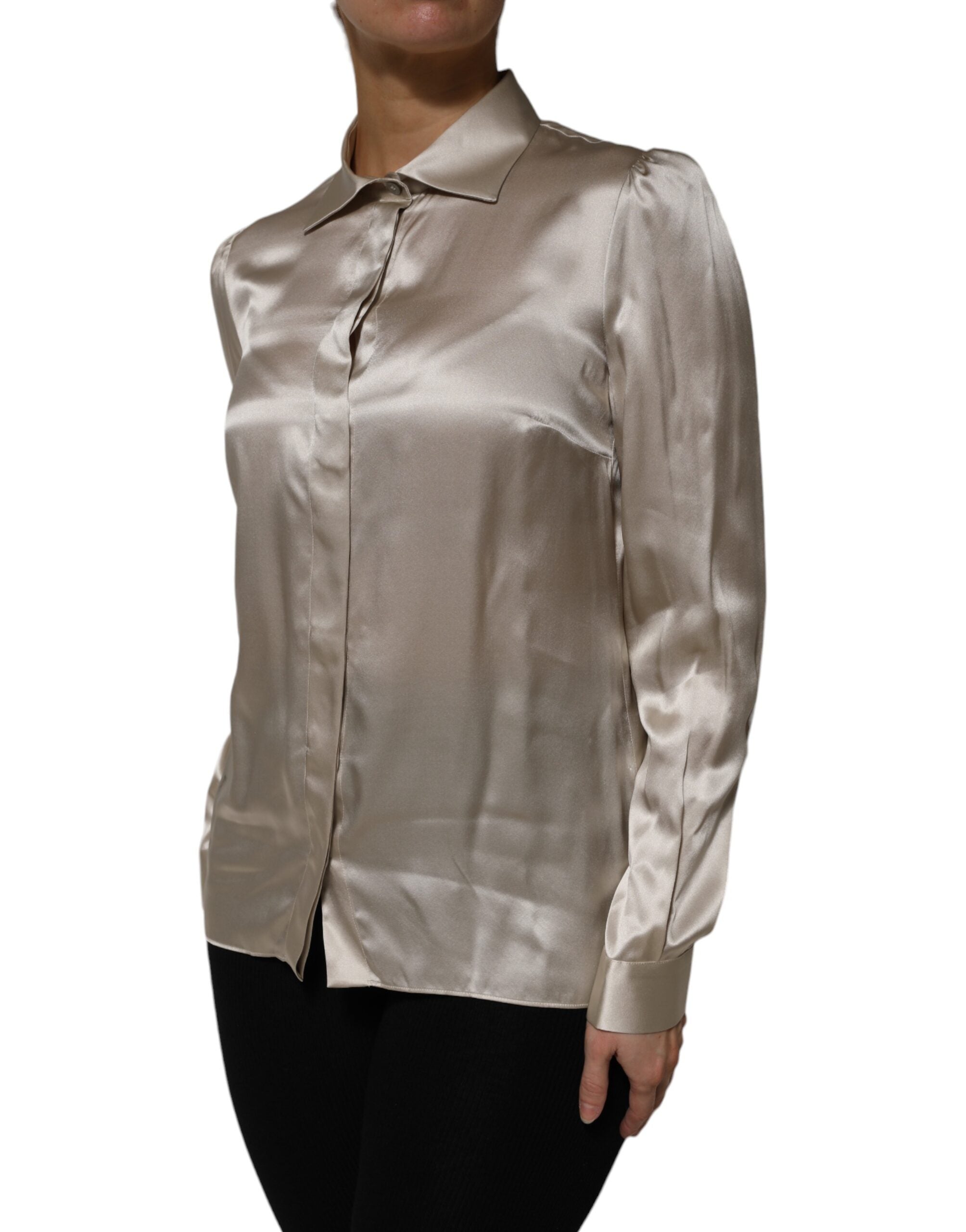 Haut en satin de soie beige à col avec manches longues de la marque Dolce & Gabbana, élégant et sophistiqué.