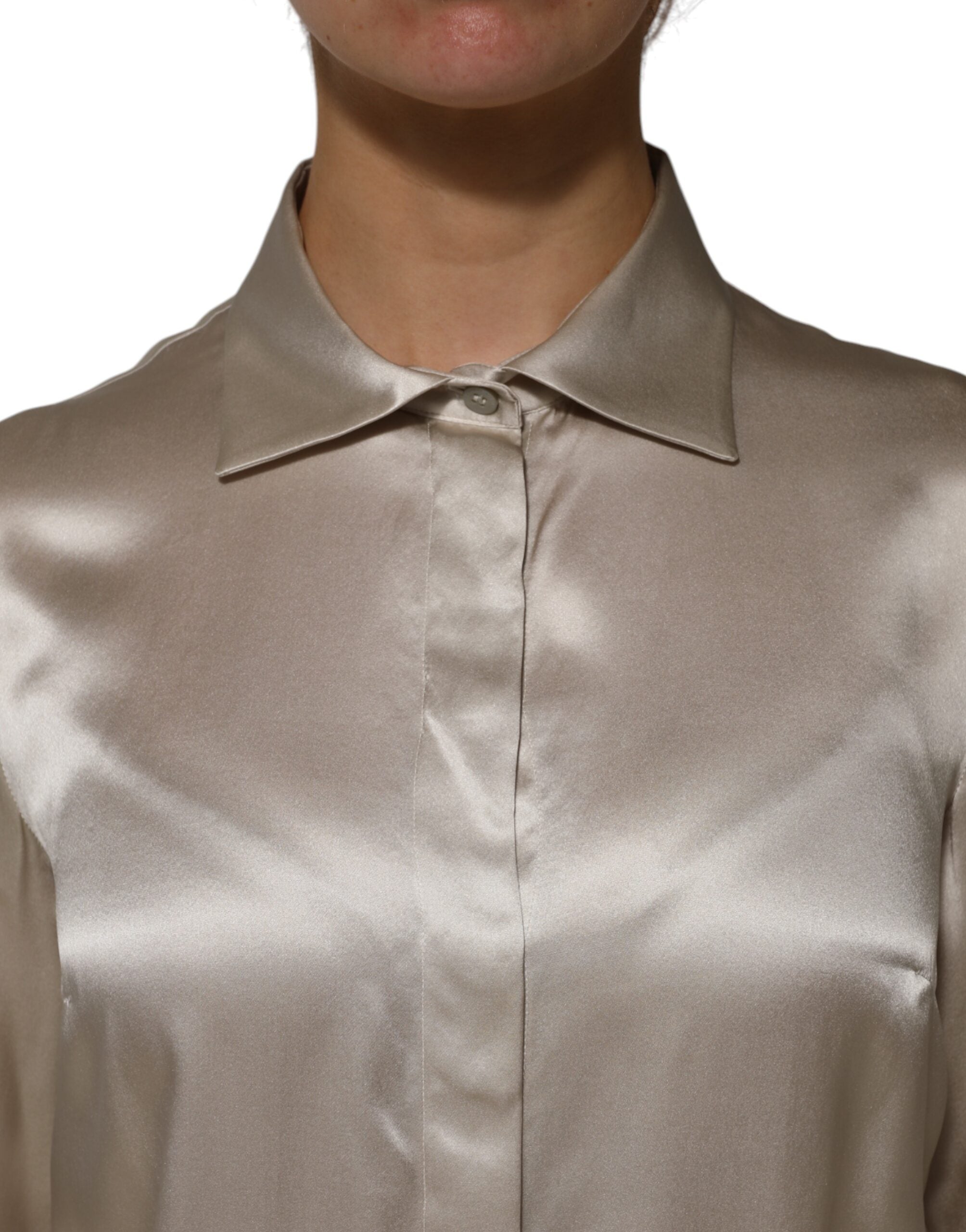 Haut en satin beige à col en soie Dolce & Gabbana avec manches longues, élégant et sophistiqué, visible en gros plan.