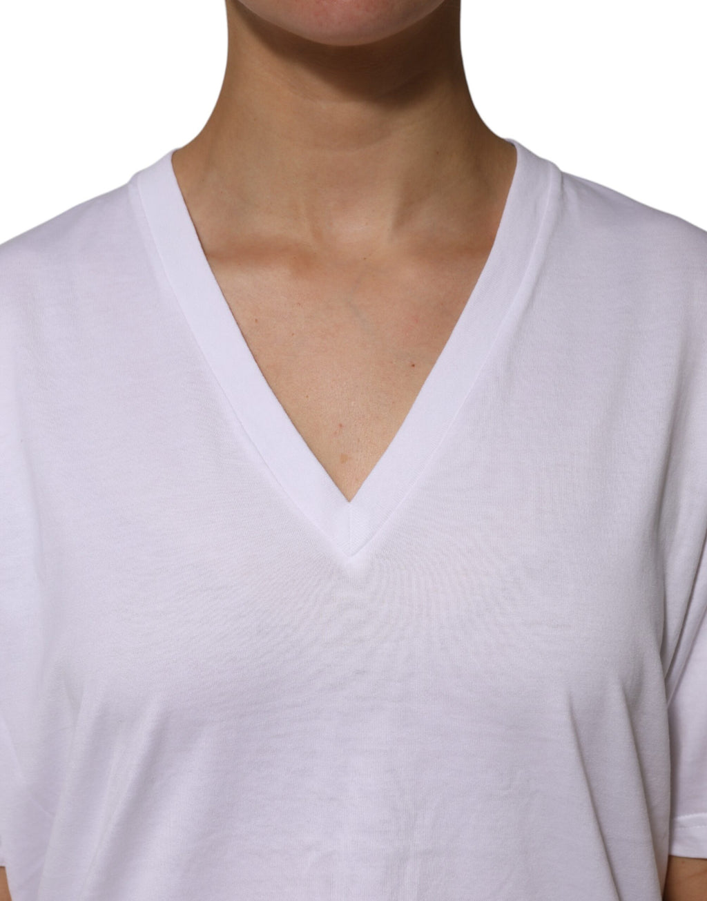 T-shirt blanc en coton à manches courtes et col en V de Dolce & Gabbana, coupe élégante et confort optimal.