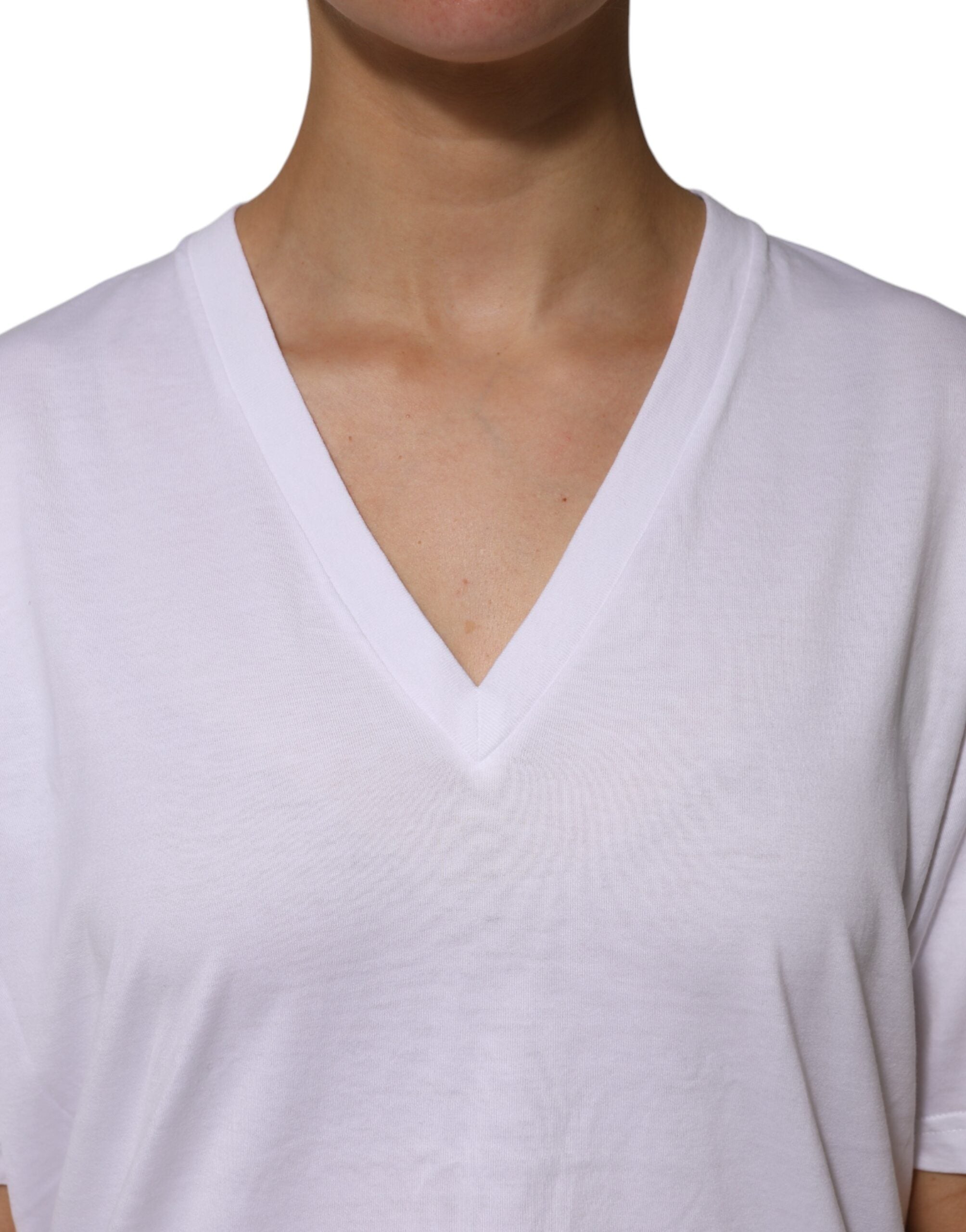 T-shirt blanc en coton à manches courtes et col en V de Dolce & Gabbana, coupe élégante et confort optimal.