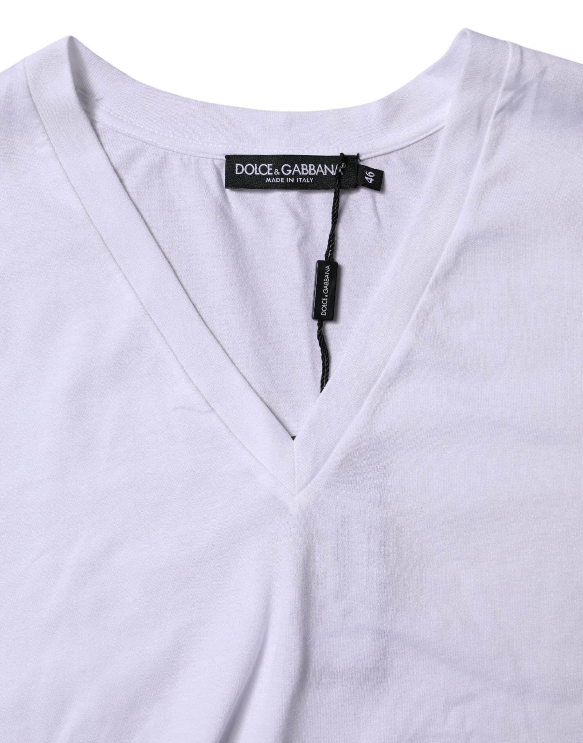 T-shirt en coton blanc à manches courtes et col en V de Dolce & Gabbana, vue de face.