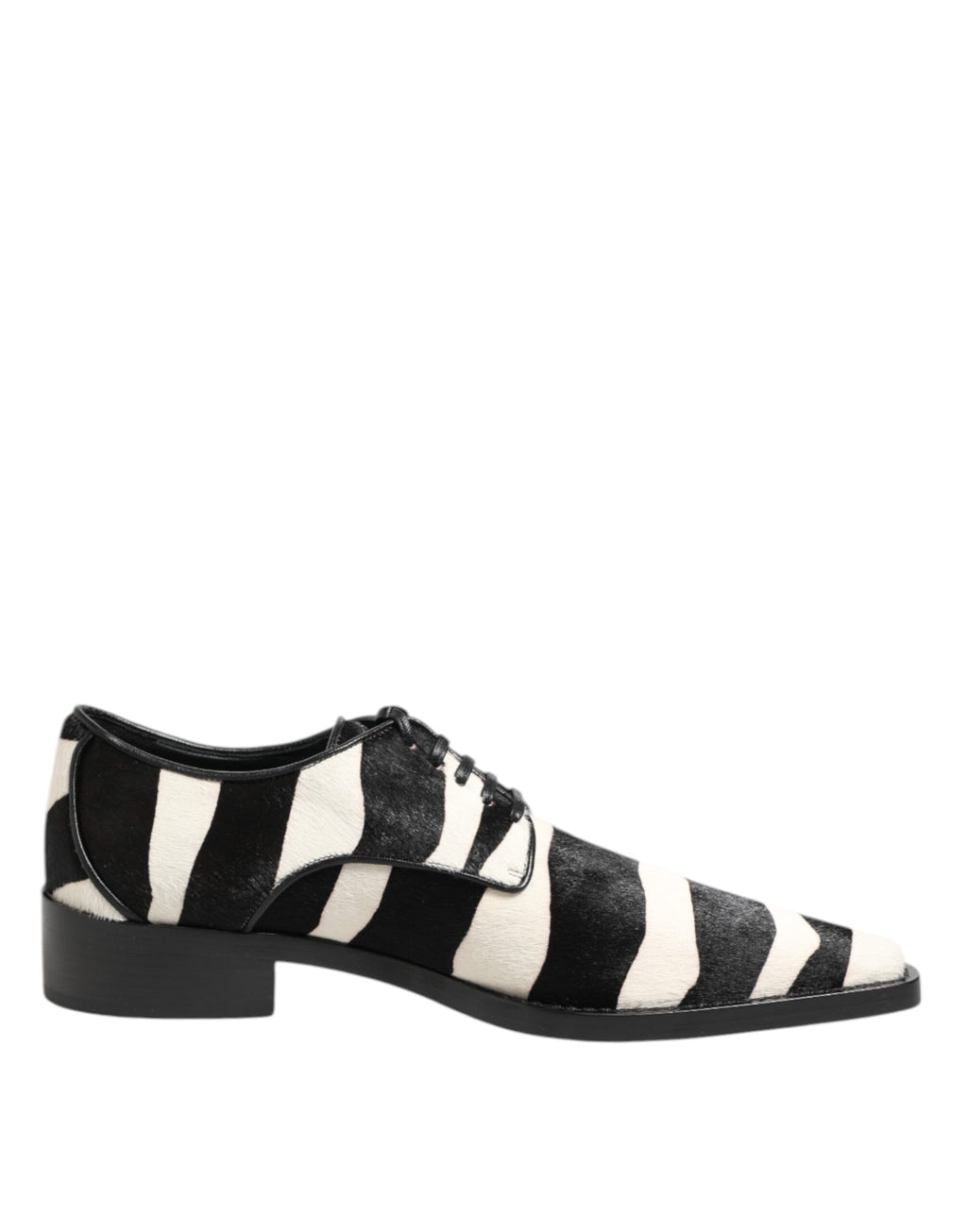 Chaussures de dressage Dolce & Gabbana en fourrure de zèbre noir et blanc, style élégant et sophistiqué pour femme.