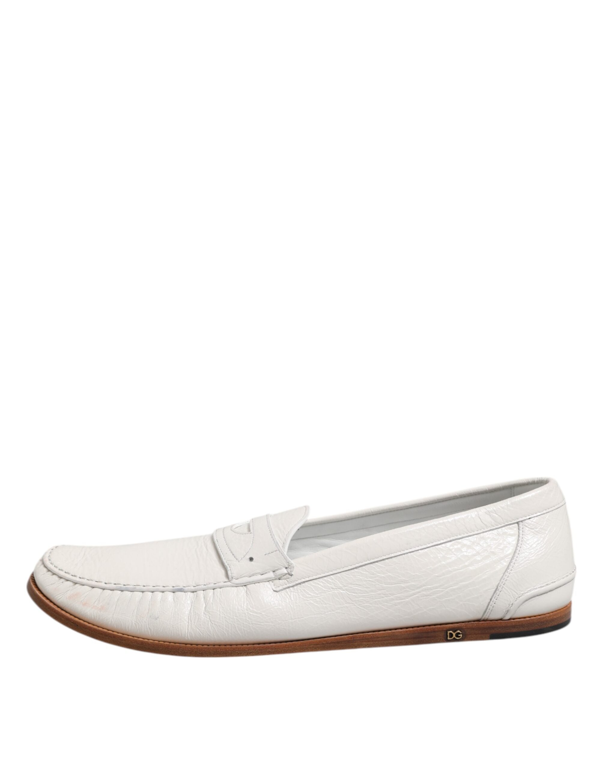 Mocassins en cuir blanc Dolce & Gabbana, chaussures slip-on élégantes pour homme, détails modernes et finition soignée.