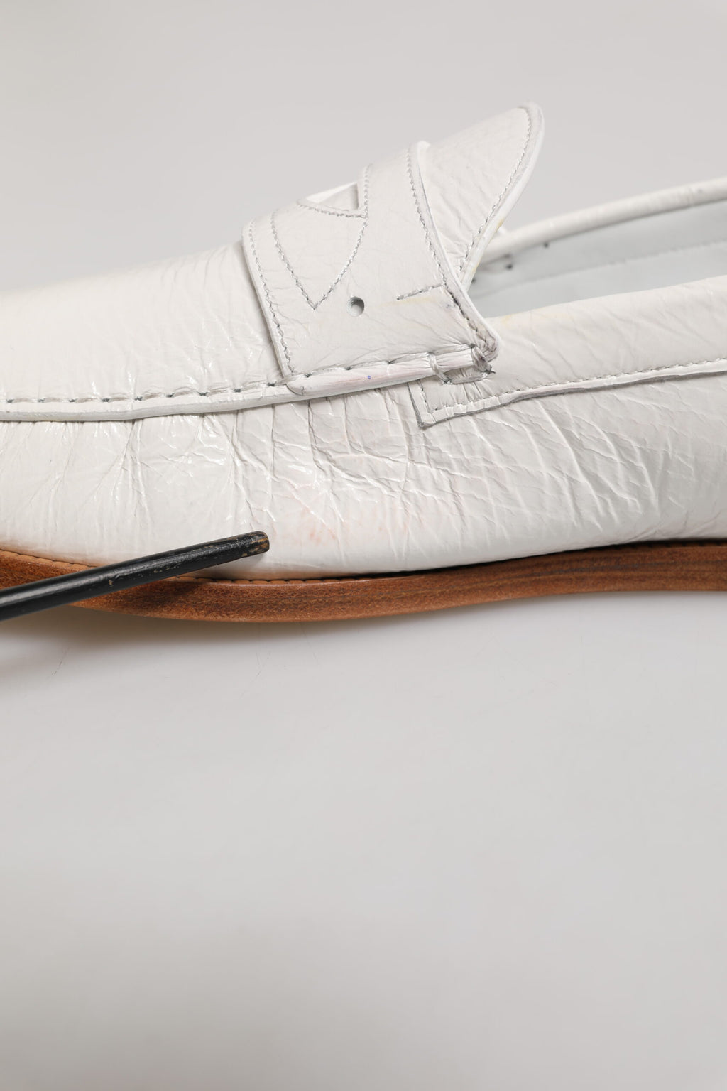 Mocassins en cuir blanc Dolce & Gabbana pour homme, chaussures slip-on élégantes et confortables.