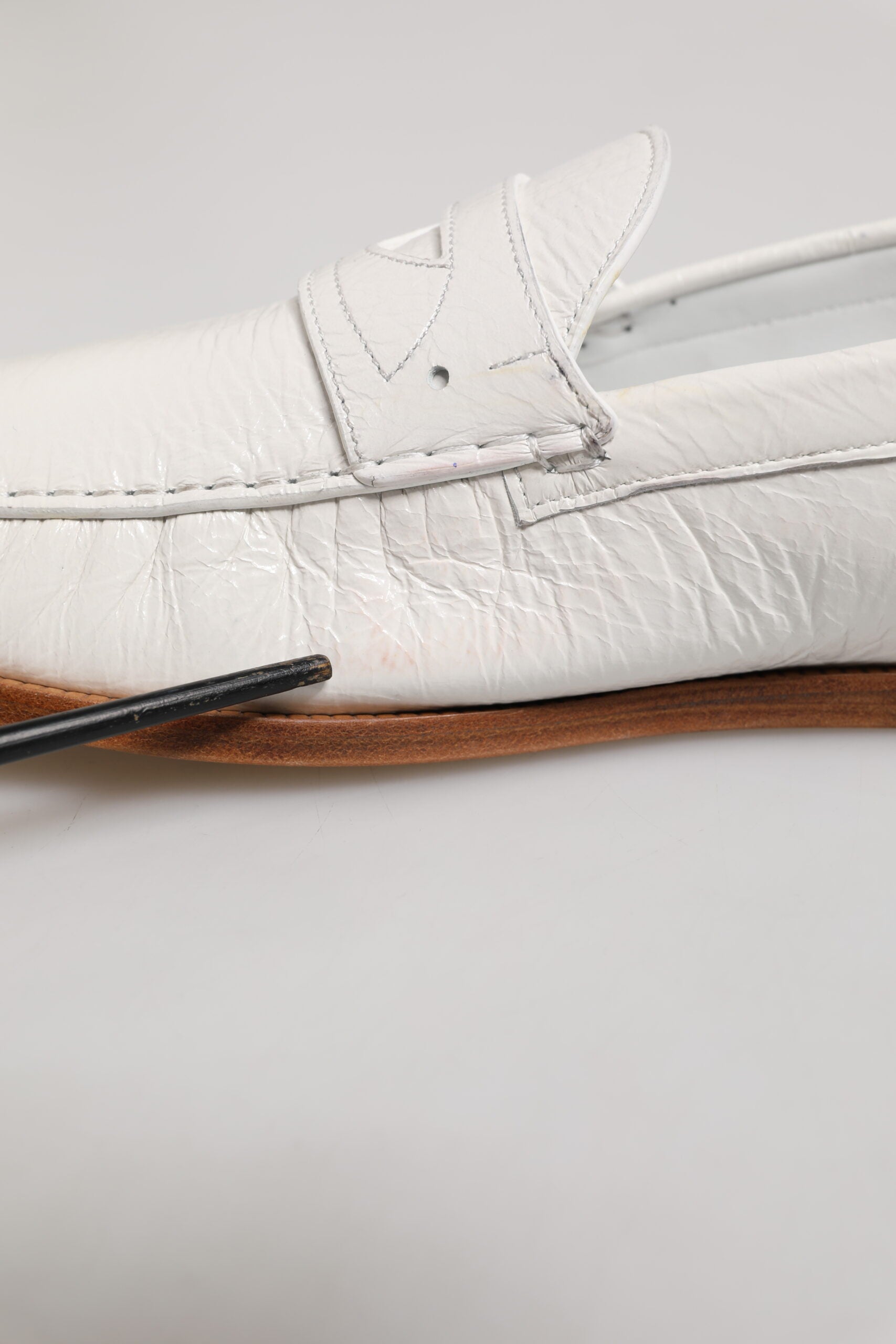 Mocassins en cuir blanc Dolce & Gabbana pour homme, chaussures slip-on élégantes et confortables.
