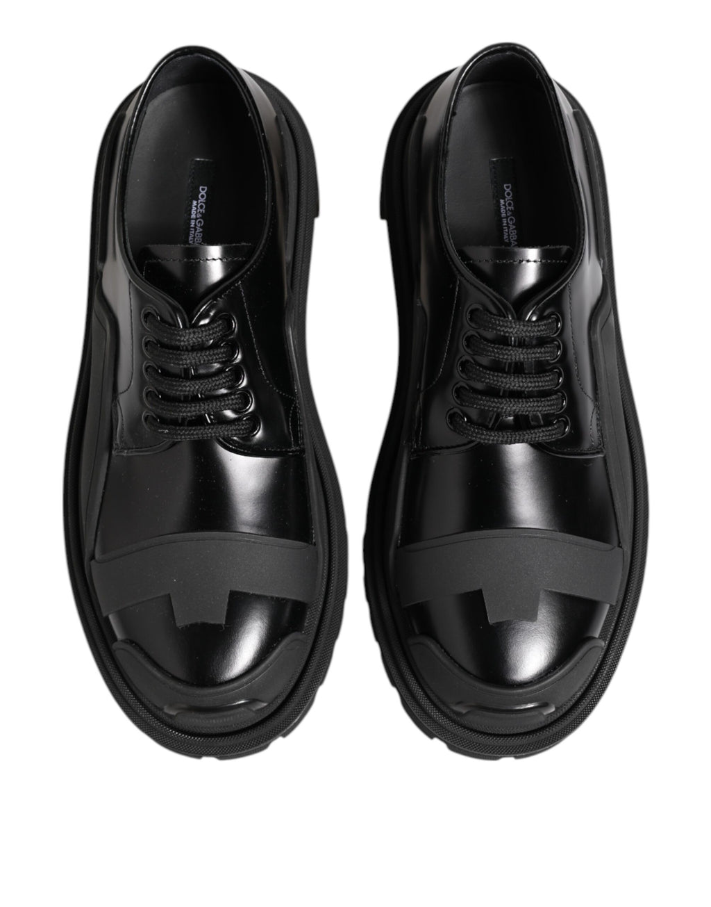 Chaussures de trekking Derby en cuir verni noir Dolce & Gabbana, style élégant et robuste, visibles en gros plan.