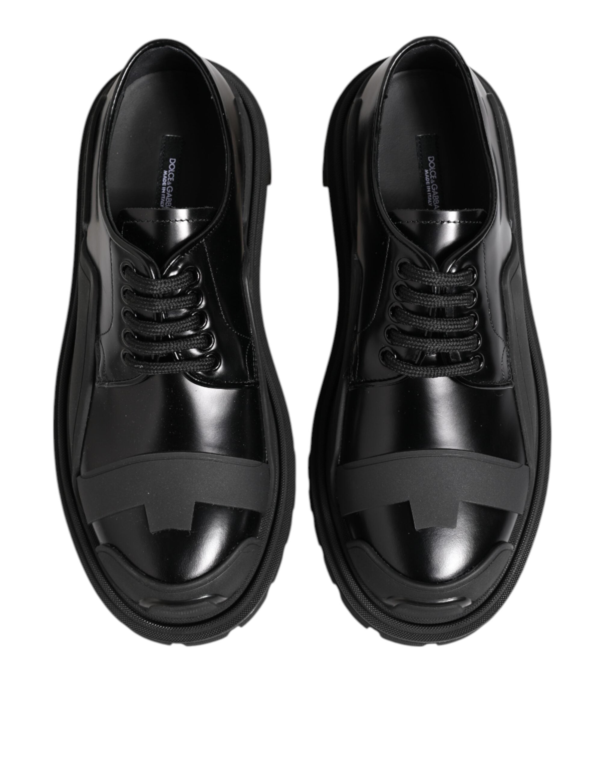 Chaussures de trekking Derby en cuir verni noir Dolce & Gabbana, style élégant et robuste, visibles en gros plan.