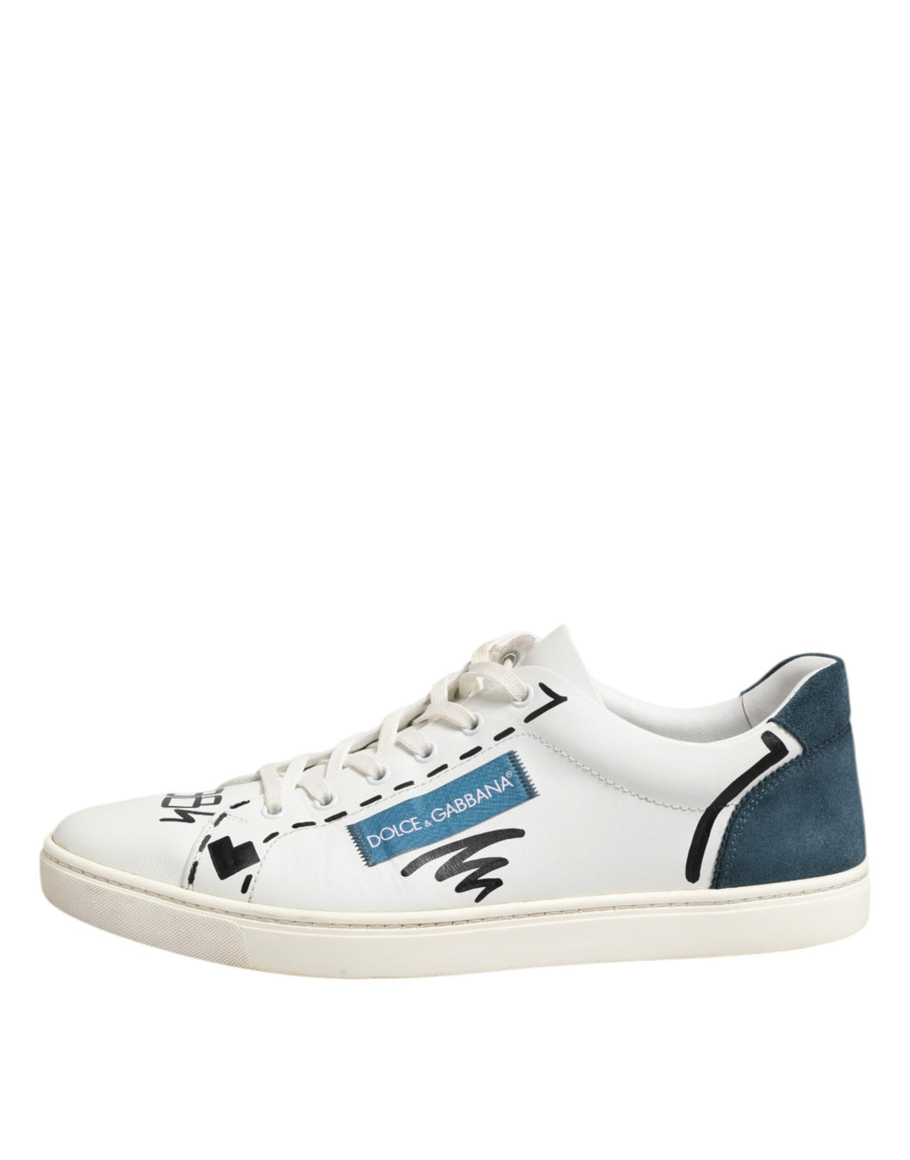 Chaussures sneakers basses en cuir blanc imprimé de Dolce & Gabbana, style décontracté et élégant, visibles en gros plan.