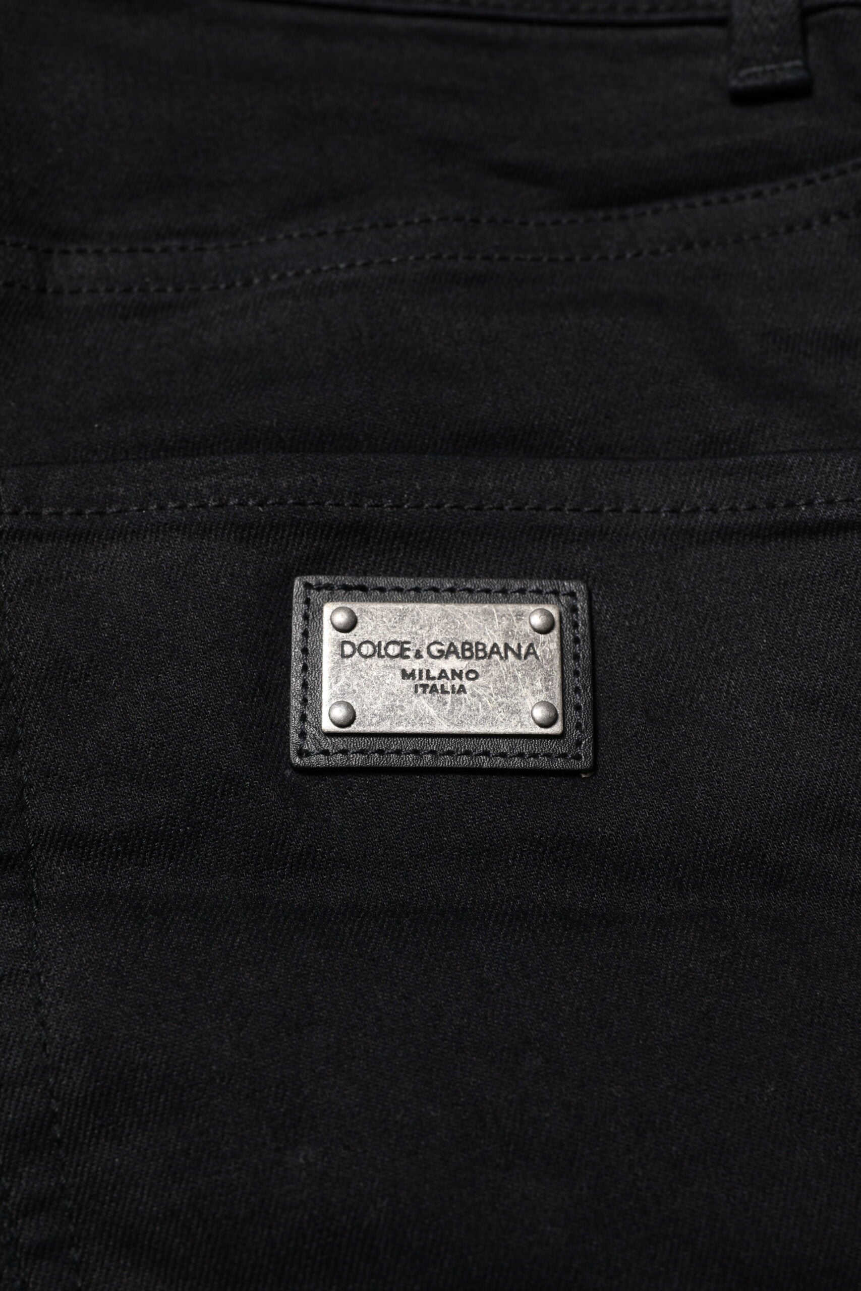 Jean skinny en denim noir Dolce & Gabbana en coton, ajusté et tendance, visible de face avec détails de couture.