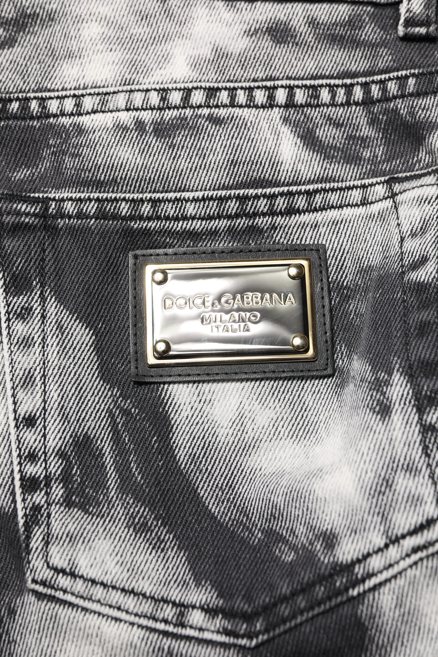 Jeans droits en denim tie-dye noir de Dolce & Gabbana, style décontracté et tendance, visibles avec détails de la texture et la coupe.