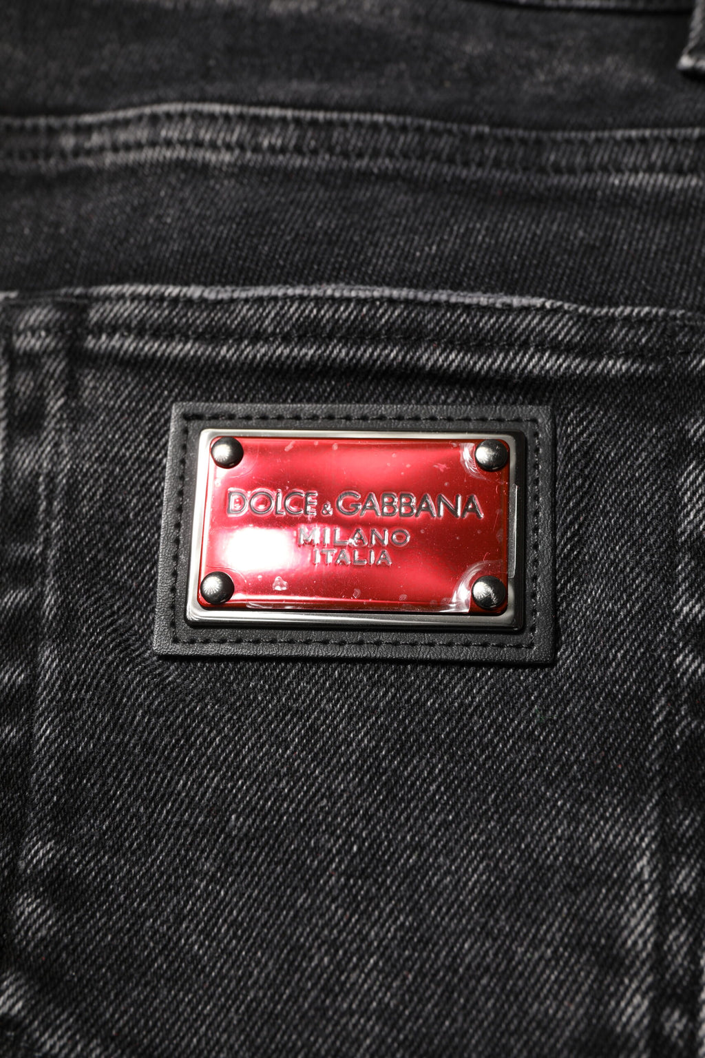 Jeans homme skinny en coton noir de Dolce & Gabbana, coupe ajustée et denim de haute qualité, porté sur un mannequin.